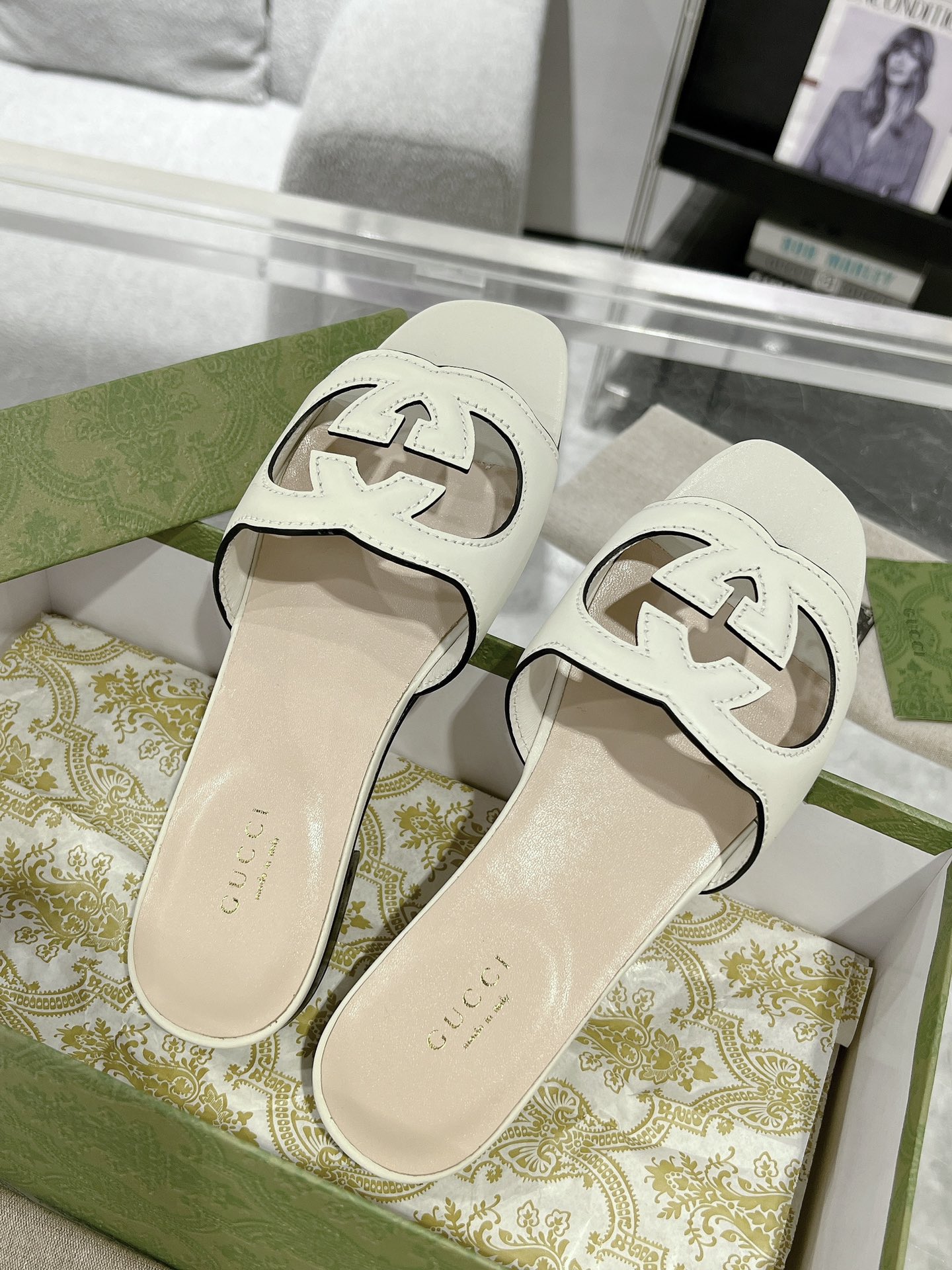 Gucci 女士互扣式双G镂空细节拖鞋‼ 七十年代的典藏设计为品牌注入荣光 从这一标志性时代中撷取灵感