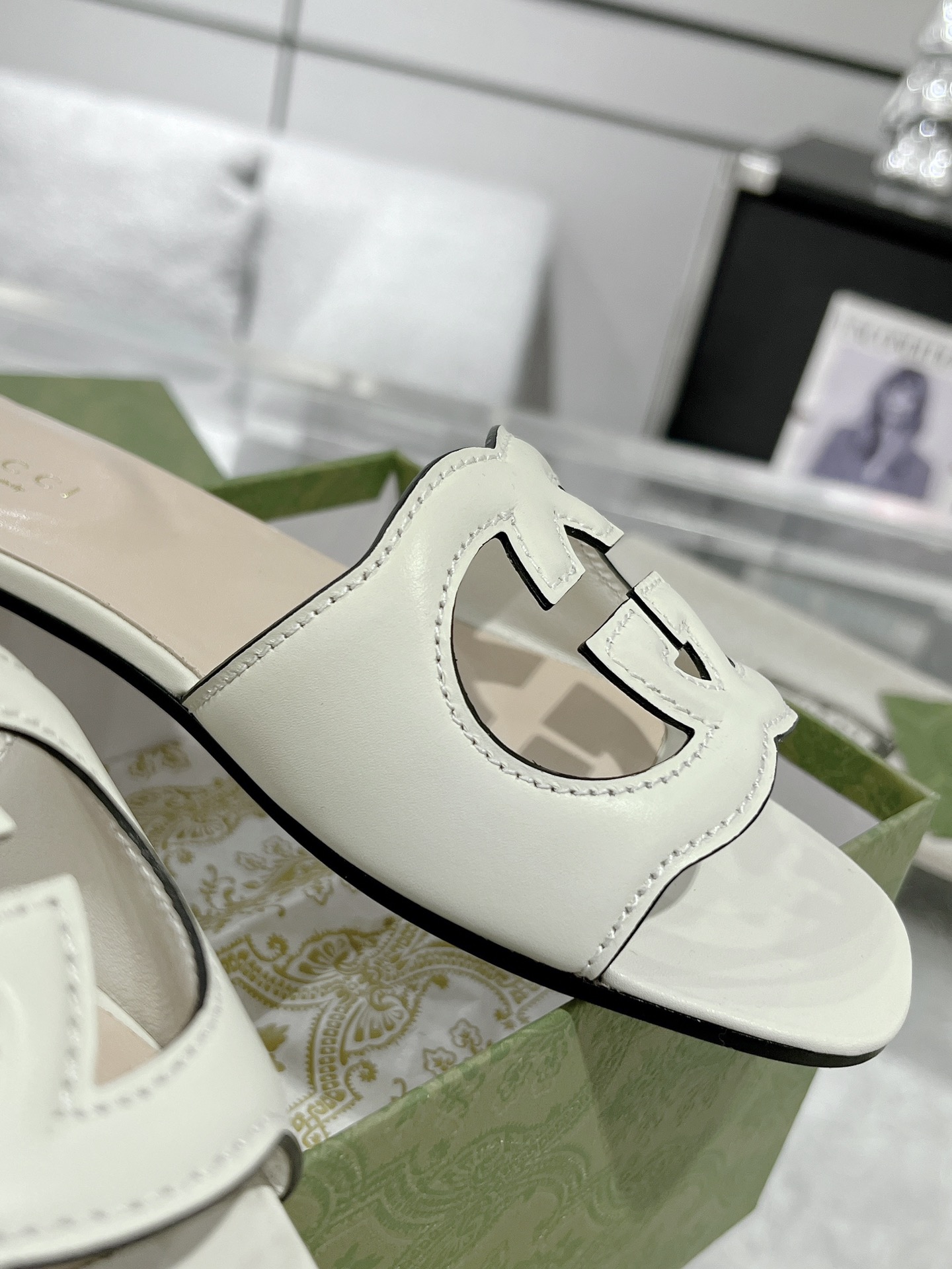 Gucci 女士互扣式双G镂空细节拖鞋‼ 七十年代的典藏设计为品牌注入荣光 从这一标志性时代中撷取灵感
