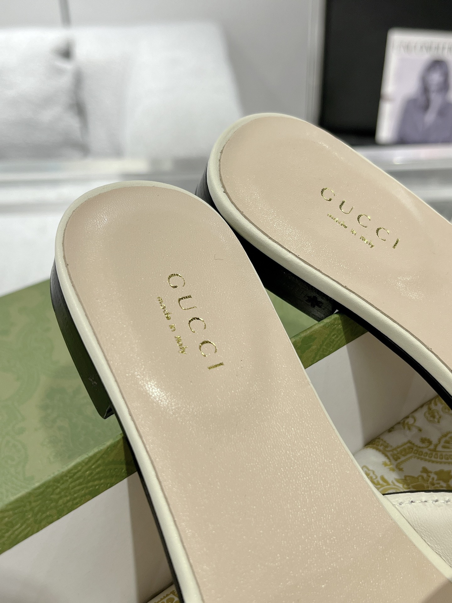 Gucci 女士互扣式双G镂空细节拖鞋‼ 七十年代的典藏设计为品牌注入荣光 从这一标志性时代中撷取灵感