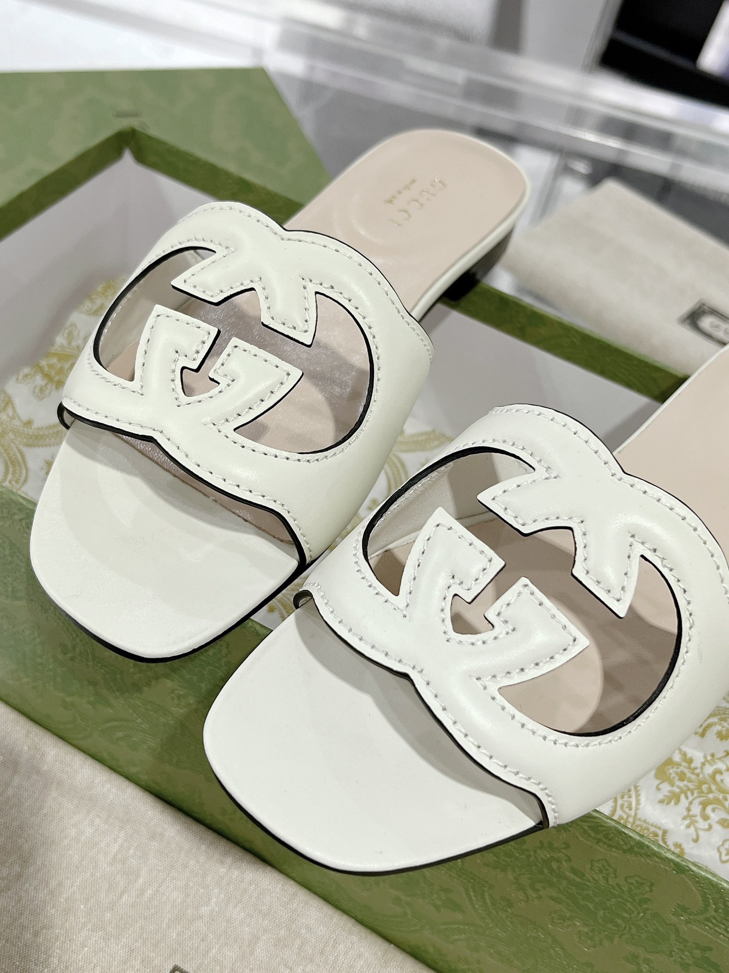 Gucci 女士互扣式双G镂空细节拖鞋‼ 七十年代的典藏设计为品牌注入荣光 从这一标志性时代中撷取灵感