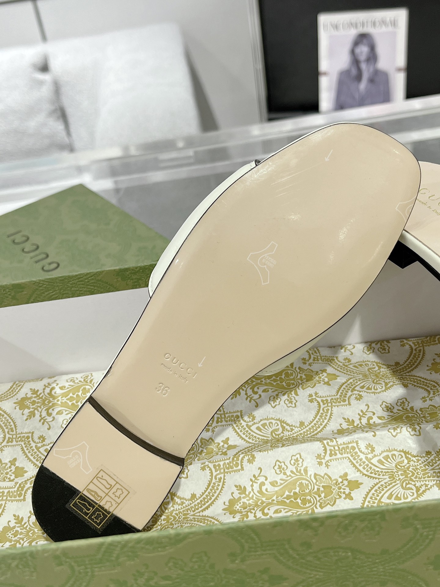 Gucci 女士互扣式双G镂空细节拖鞋‼ 七十年代的典藏设计为品牌注入荣光 从这一标志性时代中撷取灵感