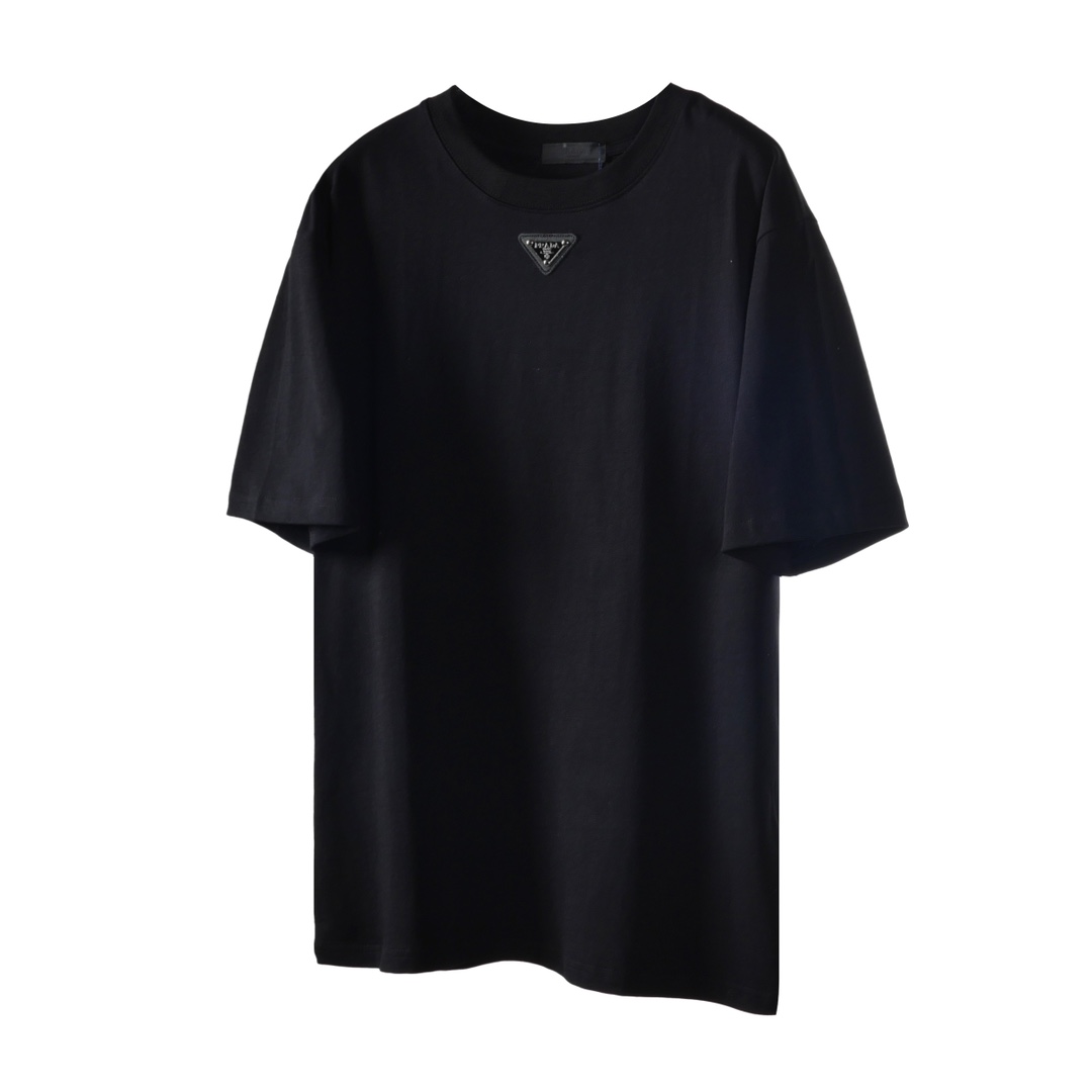 "" Camiseta de manga corta con botones de hierro y etiqueta de cuero con logo clásico de Prada/Prada. La etiqueta del h…