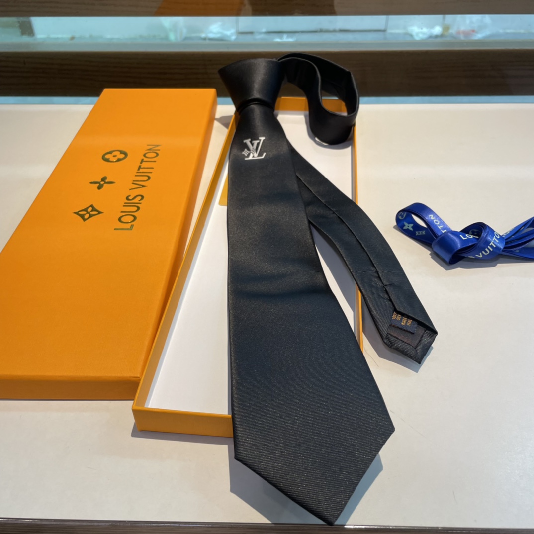 特配包装男士领带系列稀有展现精湛手工与时尚优雅的理想选择此款真丝织就的DiamondsV领带以奢华的提花