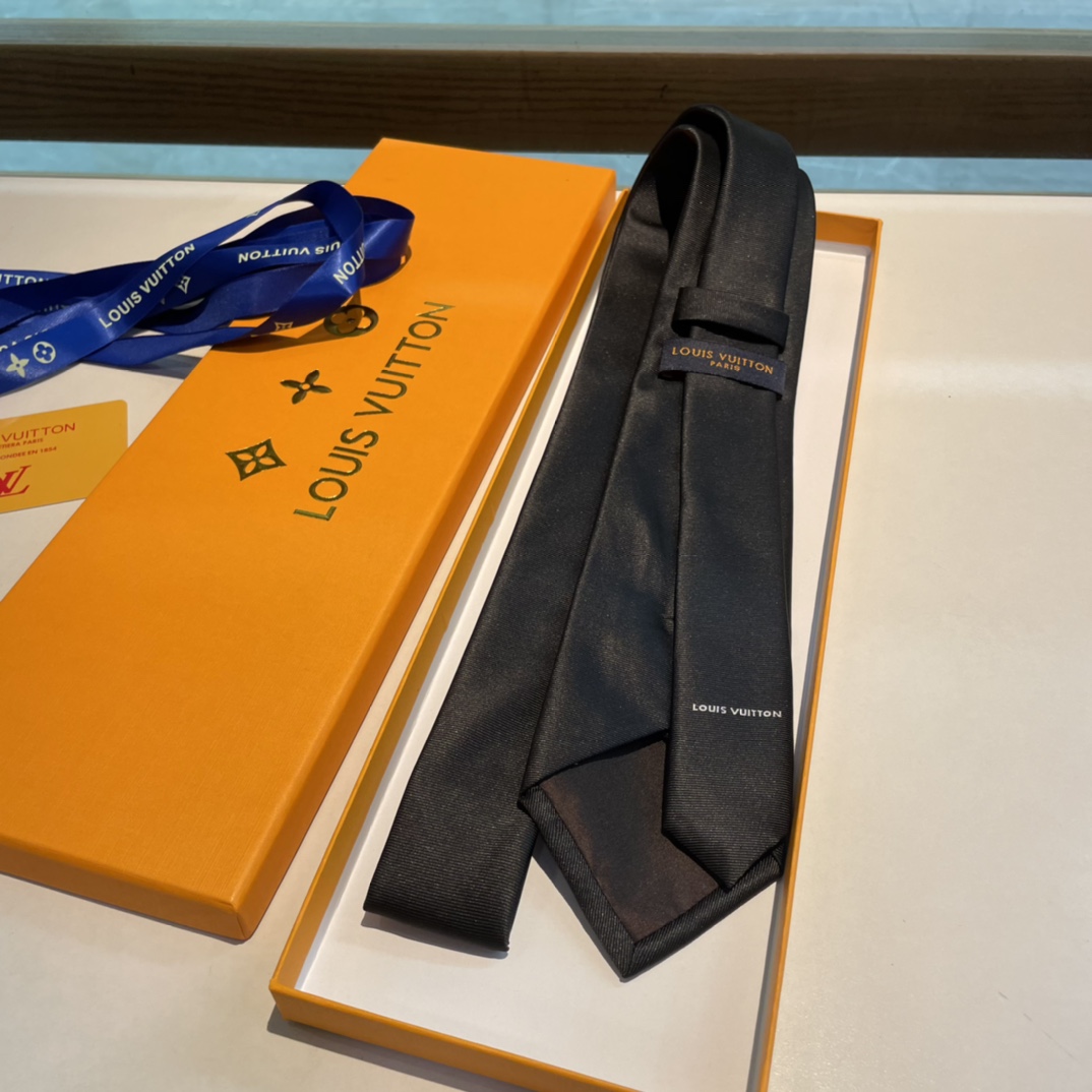 特配包装男士领带系列稀有展现精湛手工与时尚优雅的理想选择此款真丝织就的DiamondsV领带以奢华的提花