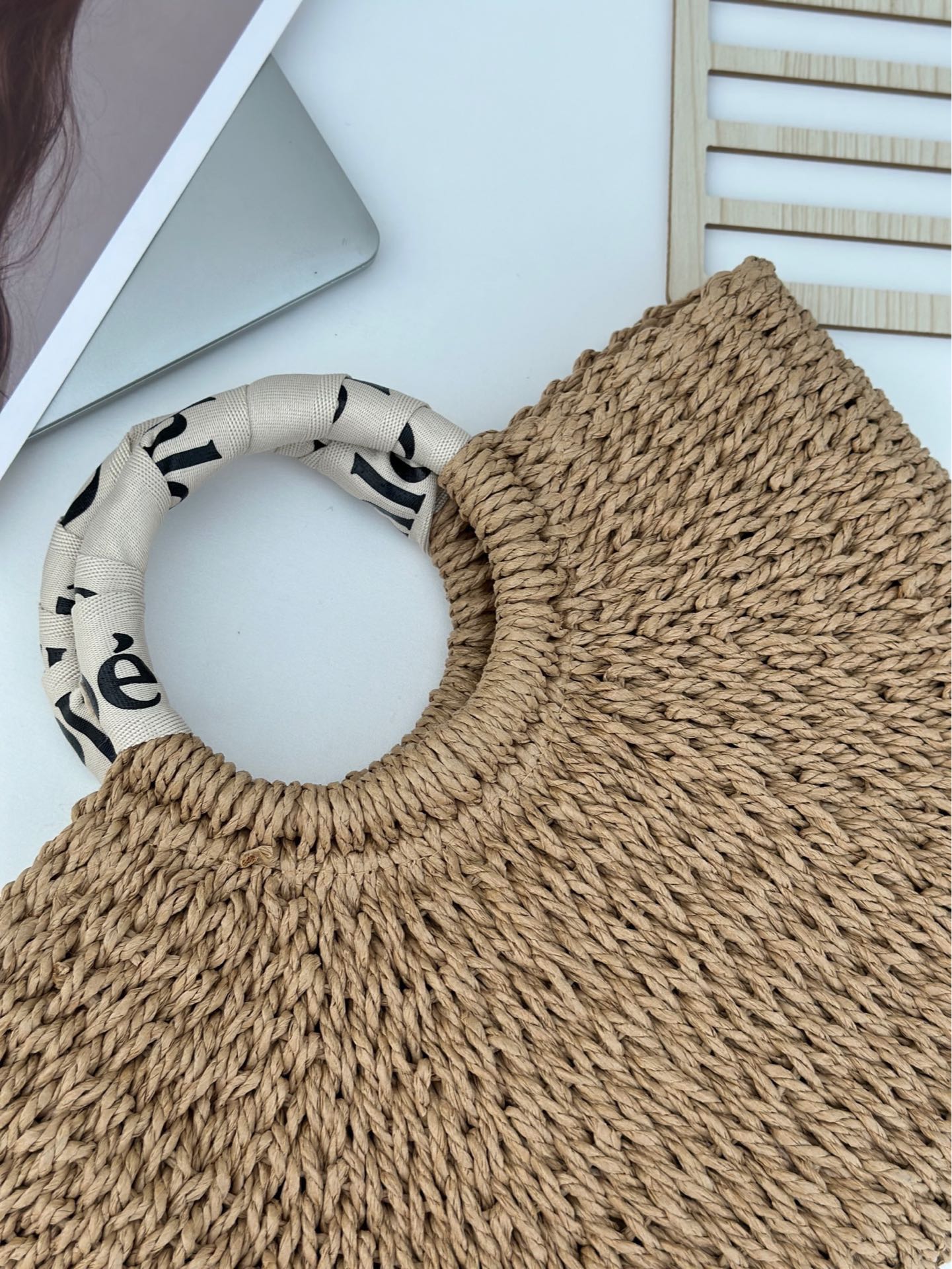 Chloé 1Large-sized straw bag with super good looks. Made of raffia weaving, it instantly presents a high-end feel. The semi-circular arc shape is