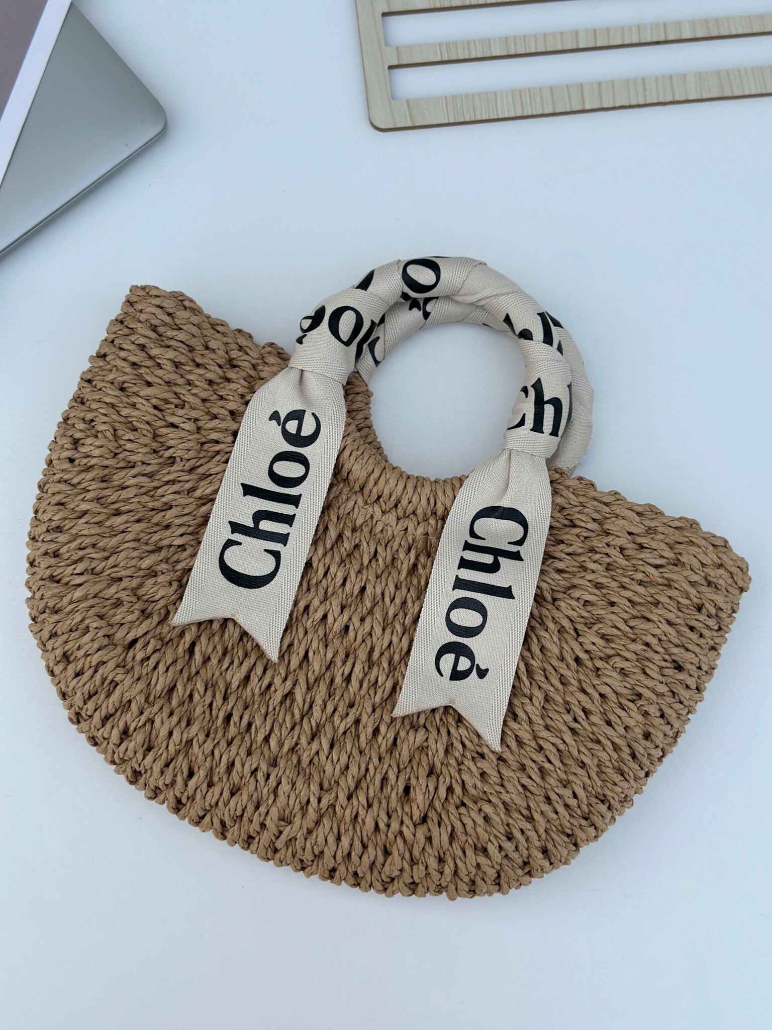 Chloé 2Medium size, sea, beach, blue sky and white clouds, coupled with this bag, it is definitely the ceiling among beach bags. It is also the m
