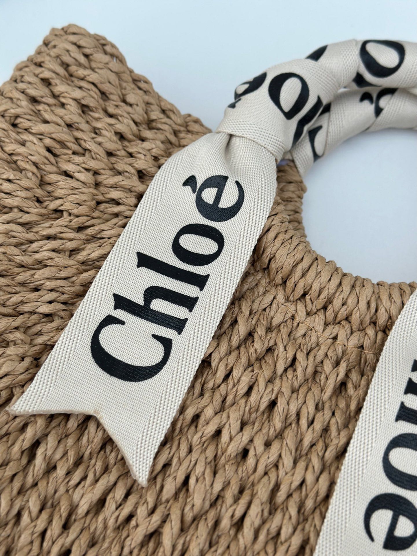 Chloé 2Medium size, sea, beach, blue sky and white clouds, coupled with this bag, it is definitely the ceiling among beach bags. It is also the m