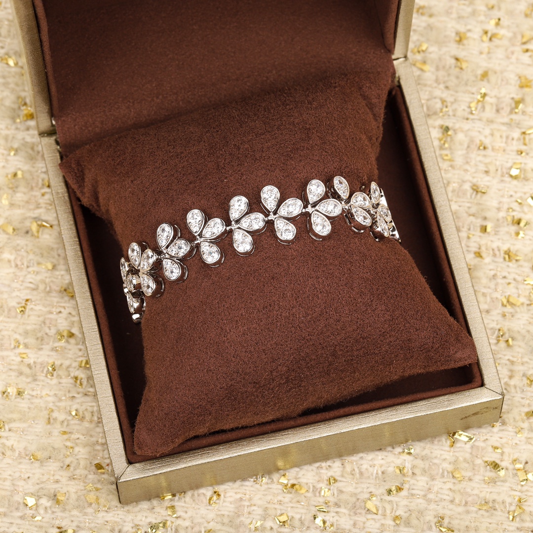 [Niche Series Jewelry]Transfer the concept of crowns to rings and necklaces up