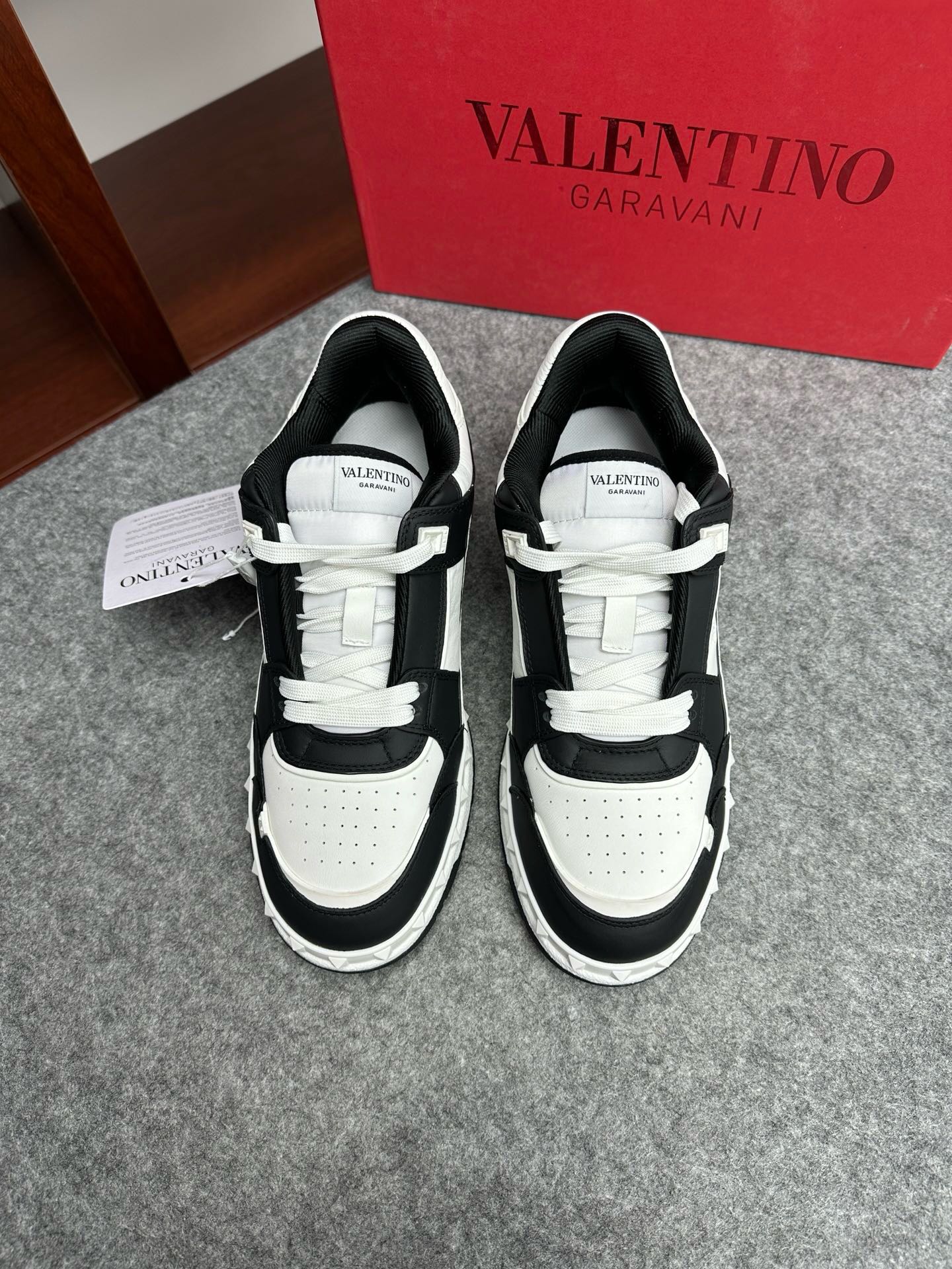 NO:217052,Brand VALENTINO Color Original Color Match Number 38-44 Customized 45 Price Material Valentino New Product Casual Sports Shoes!  Classic old-fashioned original single quality top version fashion trend details are impeccable using imported cowhide splicing to make cowhide feet feel comfortable and superior quality original replica outsole, Valentino casual shoes, valentino, valentino, sneakers, cowhide19860909品牌VALENTINO 颜色原版配色 码数38-44定做45 价格 材质华伦天奴新品休闲 运动鞋！经典不老款原单品质顶级版本时尚潮流细节无可挑剔采用进口牛皮拼接制作牛皮垫脚脚感舒适品质优越原版复刻大底,华伦天奴休闲鞋,valentino,valentino,sneakers,cowhide,Men's shoes