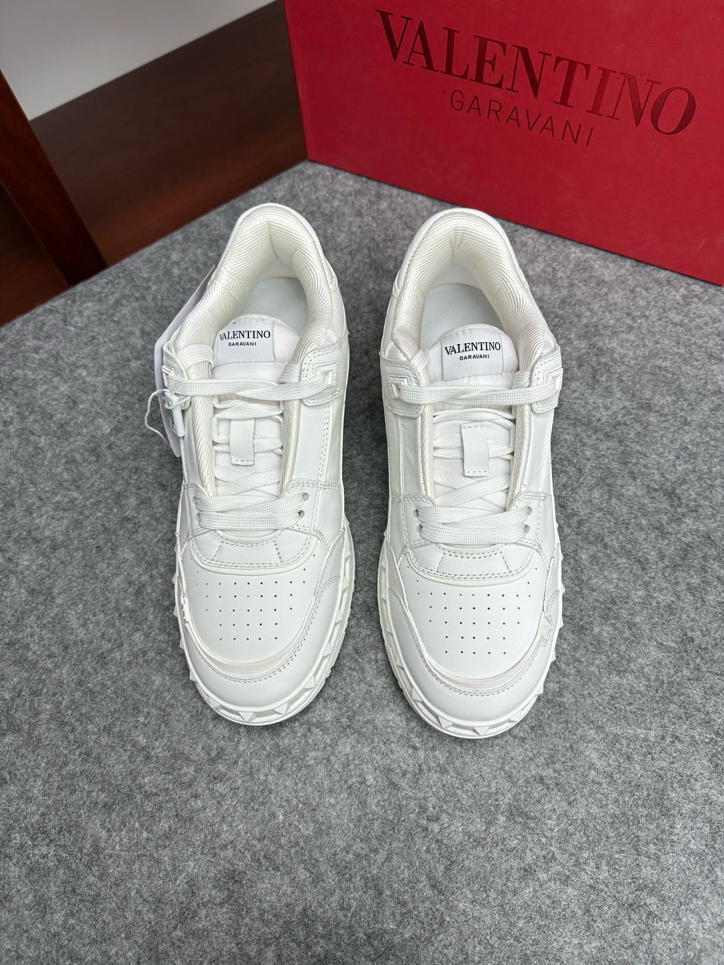 NO:218503,Brand VALENTINO Color Original Color Match Number 38-44 Customized 45 Price Material Valentino New Product Casual Sports Shoes!  Classic old-fashioned original single quality top version fashion trend details are impeccable using imported cowhide splicing to make cowhide feet feel comfortable and superior quality original replica outsole, Valentino casual shoes, valentino, valentino, sneakers, cowhide19860909品牌VALENTINO 颜色原版配色 码数38-44定做45 价格 材质华伦天奴新品休闲 运动鞋！经典不老款原单品质顶级版本时尚潮流细节无可挑剔采用进口牛皮拼接制作牛皮垫脚脚感舒适品质优越原版复刻大底,华伦天奴休闲鞋,valentino,valentino,sneakers,cowhide,Men's shoes