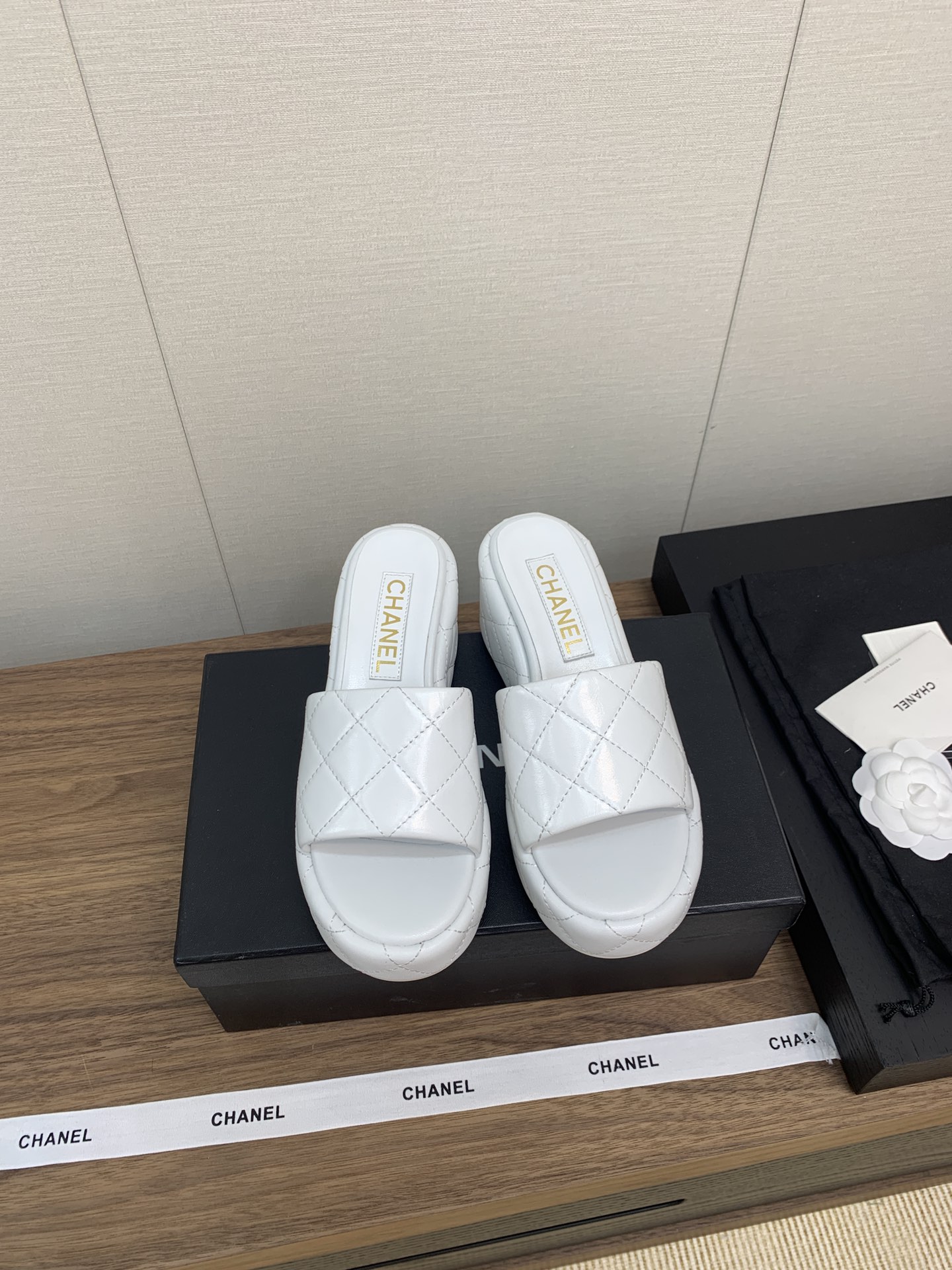 NO:648885,CHANE*｜Xiaoxiang 23c new product Diamond thick-soled platform sandals and slippers. A must-have sandal series in summer. They can be both artistic and fashionable. The wearability is really high. The thick soles are really good at elongating legs. They are versatile and comfortable. Your feet will become longer in seconds!  Imported lambskin upper, silk sheepskin lining, original molded leather outsole, heel height 5.5, size 35-39 (customized 40/41), slippers, chanel, sandals, slippers, sheepskin, Leather soles19860909CHANE*｜小香23c新品  菱格厚底松糕凉鞋拖鞋 夏天一定要入的凉拖系列 可文艺可时髦 穿搭率实在太高了 厚底在拉长腿方面真的yyds 百搭舒适 上脚秒变大长腿！ 鞋面进口小羊皮 内里垫脚是丝绸羊皮 大底原版开模真皮大底 跟高5.5 码数35-39（40/41定制）,拖鞋,chanel,sandals,slippers,sheepskin,Leather soles,Women's Shoes