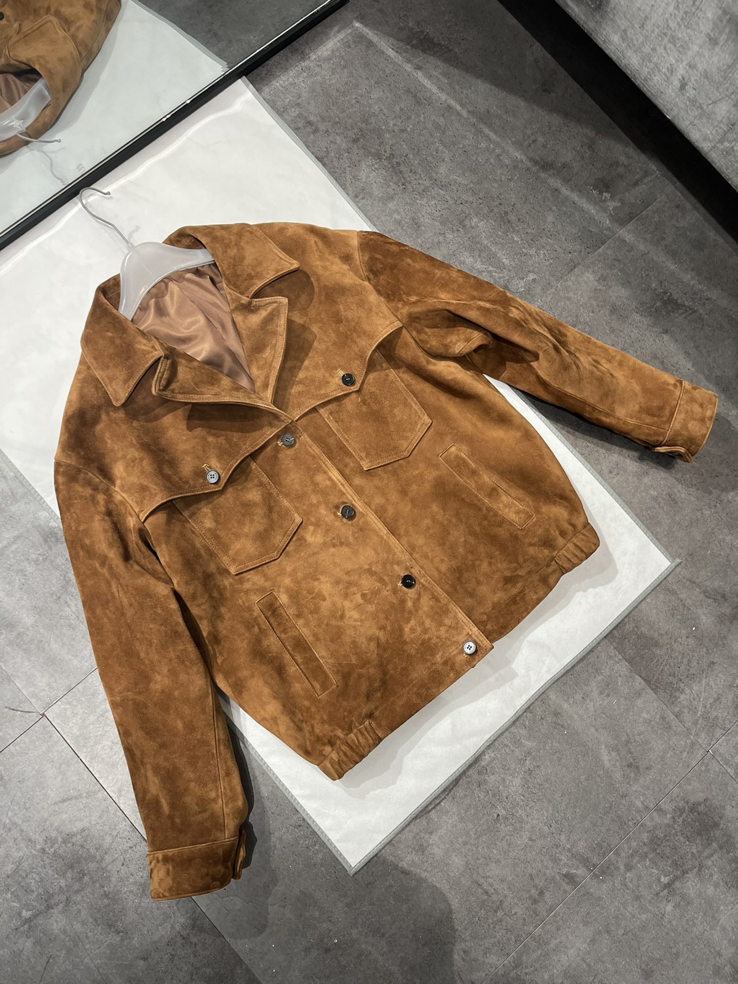 NO:872355,miumiu loose fit suede sheepskin jacket, the leather is thick, soft and crisp, loose and large size, size S-19860909miumiu宽松版型绒面羊皮夹克,皮料有厚度,柔软挺括,宽松大版型 尺寸S- X L,宽松大版型,不挑身材,缪缪-服装,miumiu,jackets & coats,sheepskin,,Women's clothing