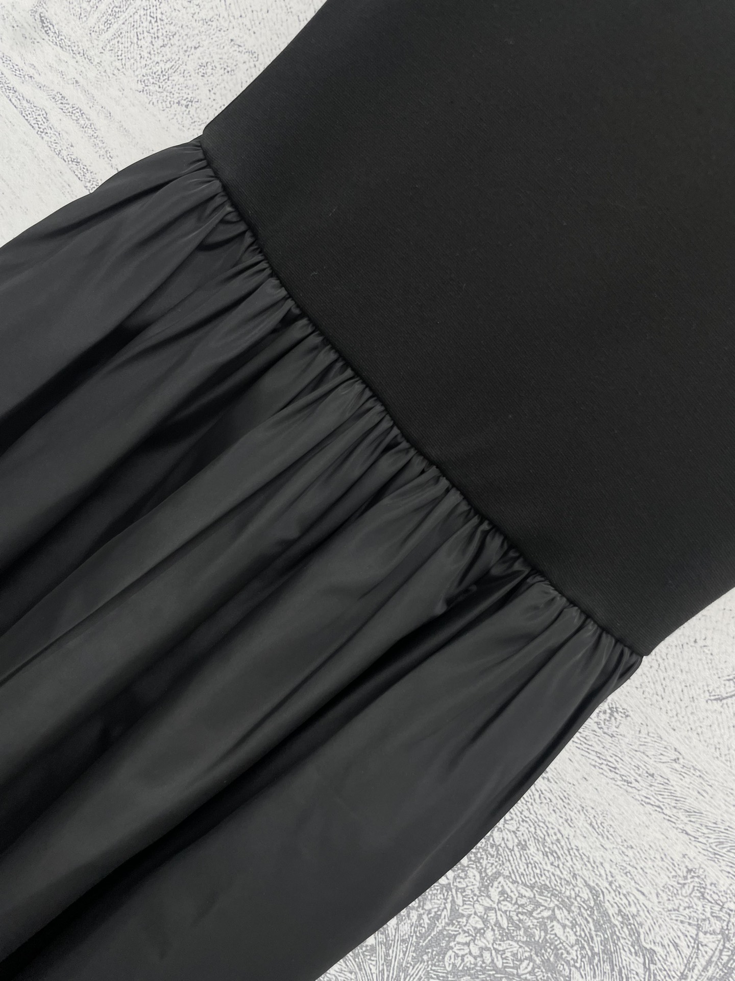 P家24春夏三角标装饰黑色背心连衣裙酷帅感小黑裙可甜可酷有点黑暗风有个性又不会挑人日常非常适合下半身拼接