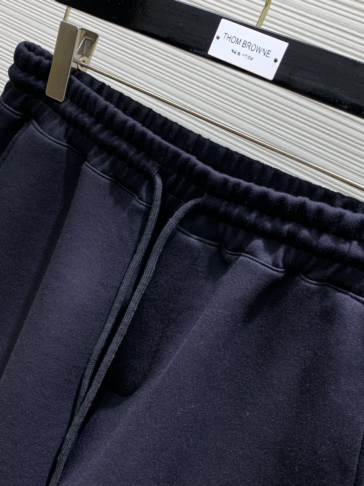 JIL男款特殊空气层织法优质匹马棉立体多口袋工装短裤关于款式及设计属于JIL家族里脱离极简风格的一组单品