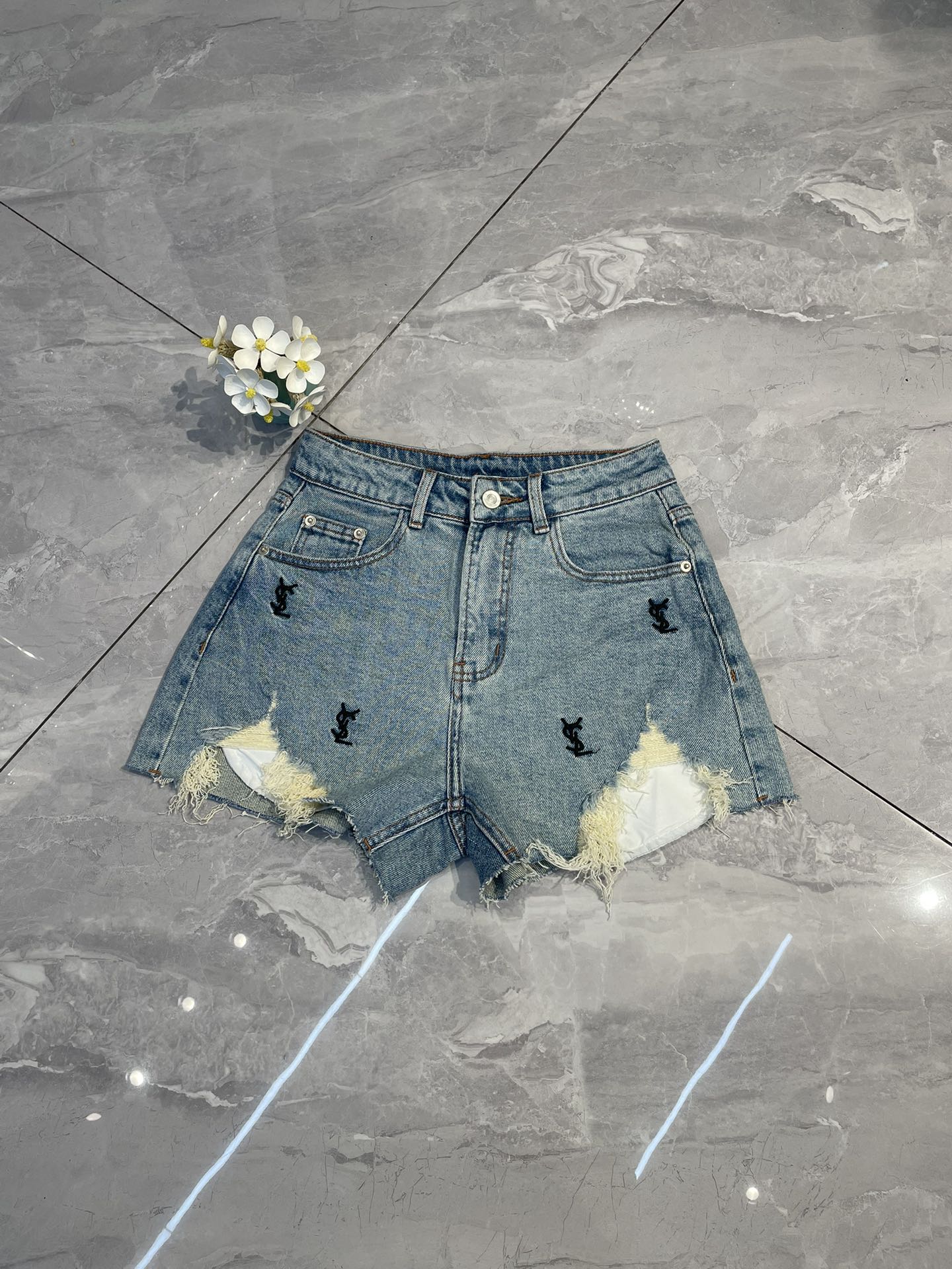 Yves Saint Laurent Vêtements Jeans Shorts Broderie de fleurs