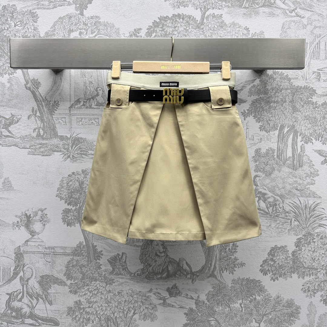 NO:696507,Miumi* new product launched Double-layer belt skirt customized YB imported twill cotton material Craftsmanship Stiff and stylish Decorated with double-layer design on both sides The belt is integrated into the blessing Full of design Supplementary material development Ribbon A-hem skirt tailoring Fashionable summer wear High version 2 colors,,miumiu,skirts,19860909Miumi*新品上架双层腰带半裙定制YB进口斜纹全棉材质 工艺处理 挺括有型 饰以两侧双层设计 腰带融入加持 设计感十足 面辅料开发 织带A摆半裙剪裁 夏天穿搭洋气时髦  高版本2色,,miumiu,skirts,,Women's clothing