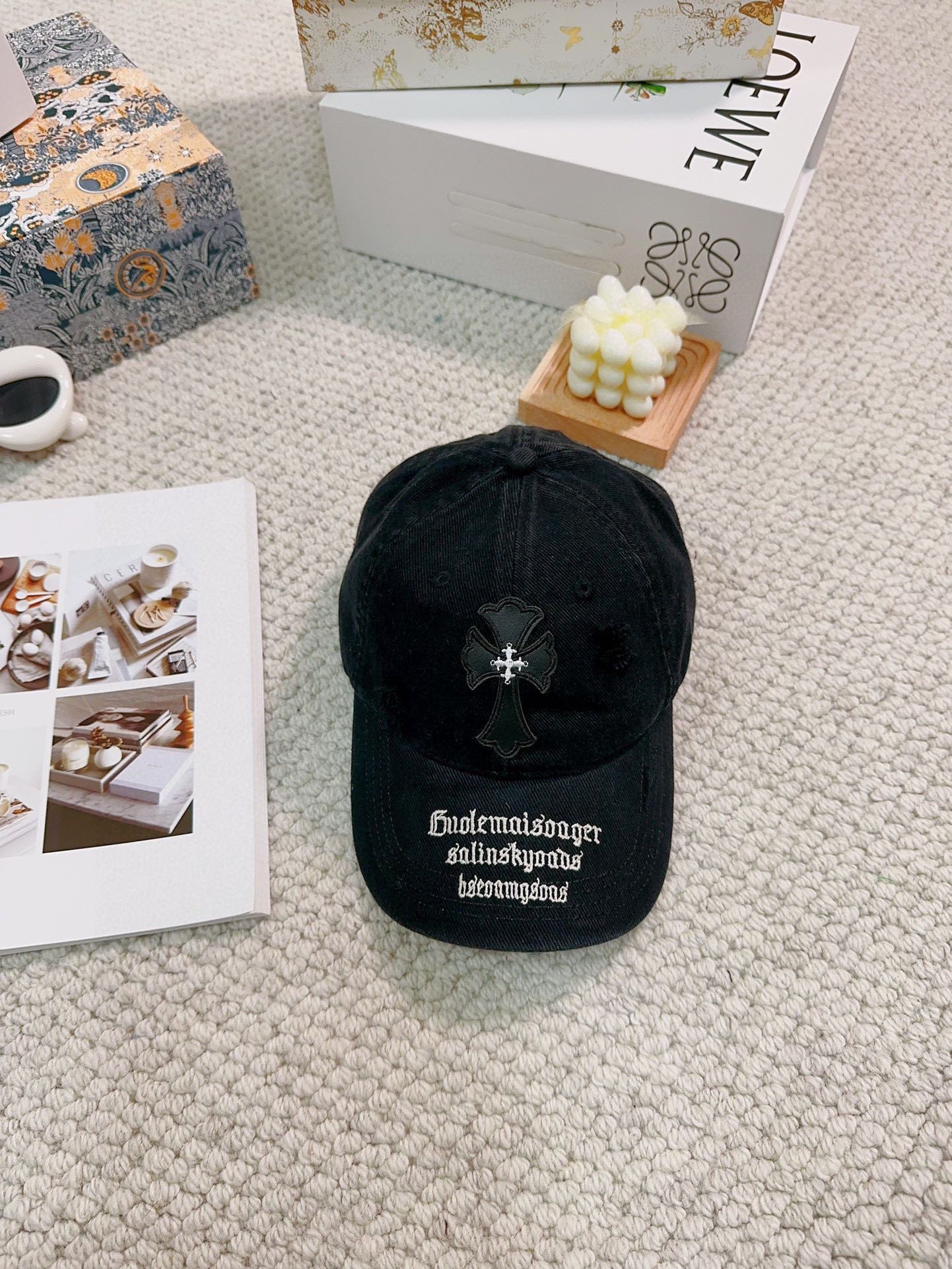 NO:196534,Crowxin's new ripped street style cotton baseball cap, personalized and fashionable style, classic cross logo, casual and cool feeling, neutral style, same style for men and women!  A variety of colors, super easy to match!  Material: Cotton Head circumference: 56-58cm hat Fisherman hat Baseball hat Knitted hat, hat, chrome hearts, espadrilles, hats19860909克罗心新款破洞街头风棉布棒球帽,个性时尚款 经典十字架标志,休闲带点酷酷的感觉,中性款 男女同款！多种色系,超好搭！ 材质:棉 头围:56-58cm均可帽子渔夫帽棒球帽针织帽,帽子,chrome hearts,espadrilles,hats,hat