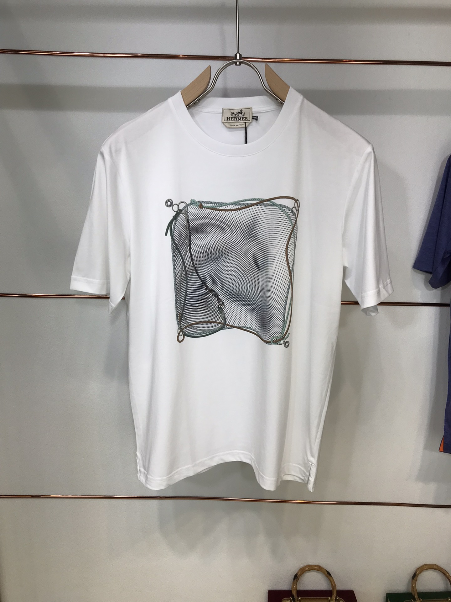 Pyldwl Herm*es爱马*仕 2024年专柜最新款同步款T恤，胸前原单品牌图案元素设计，拥有这件衣物十分低调奢华，满足与众不同的风格，上身效果高贵气质。码数M-2XL