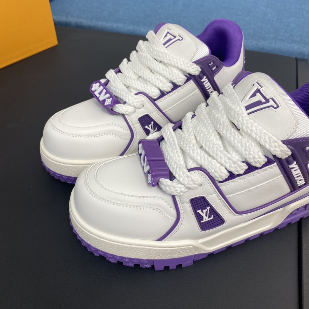 【L家】顶级版P:440💰 ▪️size: 女款35-40男款39-44(女40.男38.45.46定做)
2024春夏走秀款 胖丁Trainer 面包鞋 滑板鞋 休闲 情侣款 运动鞋 DIY串珠
Louis vuitton 路易威登2023年男装春夏走秀款,这双“变胖”了的Trainer好受瞩目!立体饱满的彩色鞋身,搭配鞋带上的撞色字母和Logo,整只鞋看起来好像橡皮泥捏的一样,在潮酷之间充满了童心
配送专柜精美包装🛍📦
▪️面料: 原版定制进口头层牛皮
▪️内里: 原版定制透气网里
▪️大底: 原版开模TPU组合大底
▪️底厚: 3.5CM