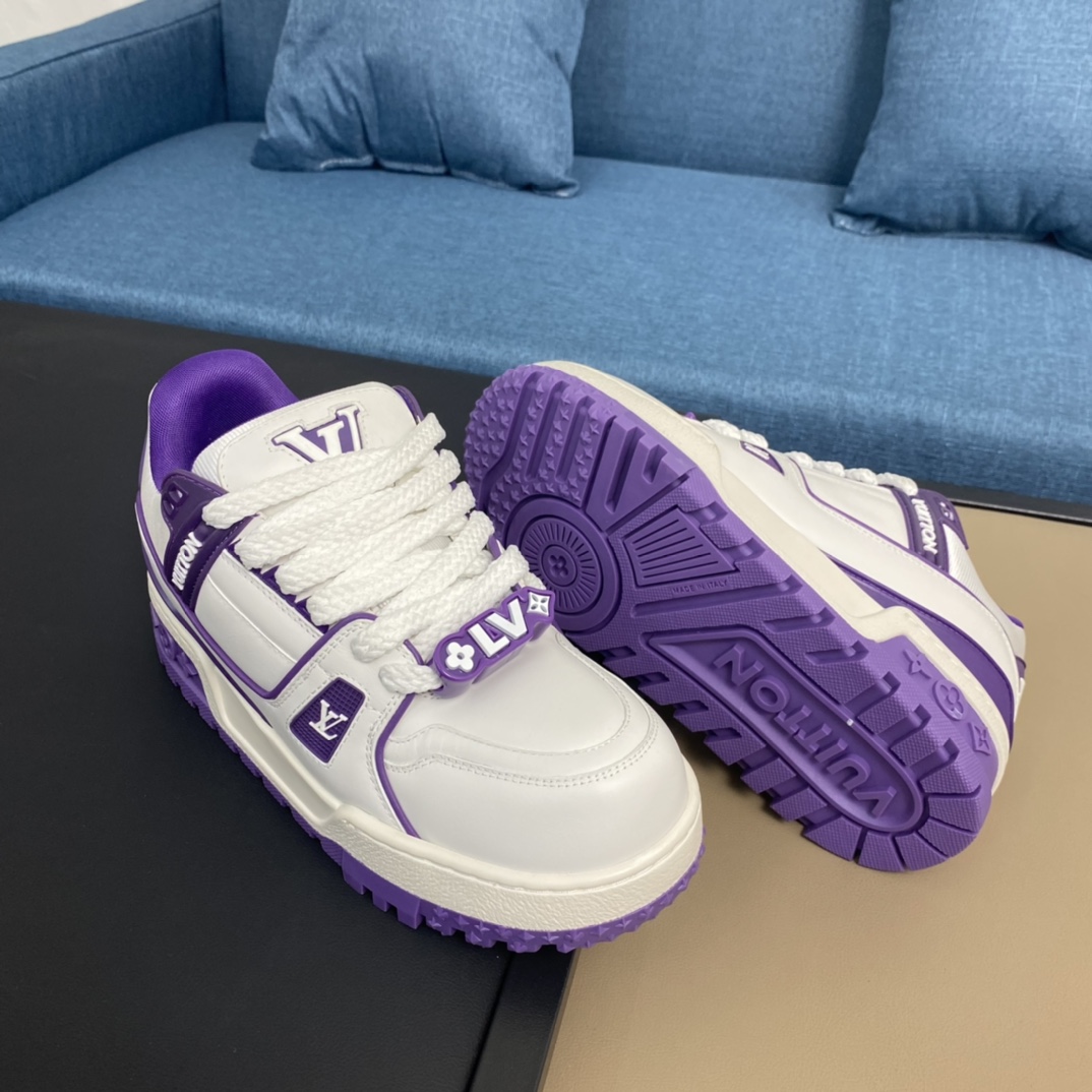 【L家】顶级版P:440💰 ▪️size: 女款35-40男款39-44(女40.男38.45.46定做)
2024春夏走秀款 胖丁Trainer 面包鞋 滑板鞋 休闲 情侣款 运动鞋 DIY串珠
Louis vuitton 路易威登2023年男装春夏走秀款,这双“变胖”了的Trainer好受瞩目!立体饱满的彩色鞋身,搭配鞋带上的撞色字母和Logo,整只鞋看起来好像橡皮泥捏的一样,在潮酷之间充满了童心
配送专柜精美包装🛍📦
▪️面料: 原版定制进口头层牛皮
▪️内里: 原版定制透气网里
▪️大底: 原版开模TPU组合大底
▪️底厚: 3.5CM