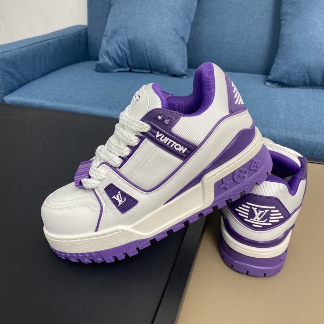 【L家】顶级版P:440💰 ▪️size: 女款35-40男款39-44(女40.男38.45.46定做)
2024春夏走秀款 胖丁Trainer 面包鞋 滑板鞋 休闲 情侣款 运动鞋 DIY串珠
Louis vuitton 路易威登2023年男装春夏走秀款,这双“变胖”了的Trainer好受瞩目!立体饱满的彩色鞋身,搭配鞋带上的撞色字母和Logo,整只鞋看起来好像橡皮泥捏的一样,在潮酷之间充满了童心
配送专柜精美包装🛍📦
▪️面料: 原版定制进口头层牛皮
▪️内里: 原版定制透气网里
▪️大底: 原版开模TPU组合大底
▪️底厚: 3.5CM