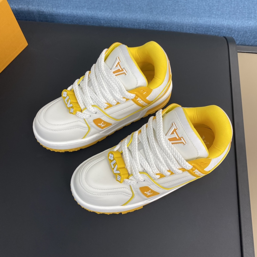 【L家】顶级版P:440💰 ▪️size: 女款35-40男款39-44(女40.男38.45.46定做)
2024春夏走秀款 胖丁Trainer 面包鞋 滑板鞋 休闲 情侣款 运动鞋 DIY串珠
Louis vuitton 路易威登2023年男装春夏走秀款,这双“变胖”了的Trainer好受瞩目!立体饱满的彩色鞋身,搭配鞋带上的撞色字母和Logo,整只鞋看起来好像橡皮泥捏的一样,在潮酷之间充满了童心
配送专柜精美包装🛍📦
▪️面料: 原版定制进口头层牛皮
▪️内里: 原版定制透气网里
▪️大底: 原版开模TPU组合大底
▪️底厚: 3.5CM