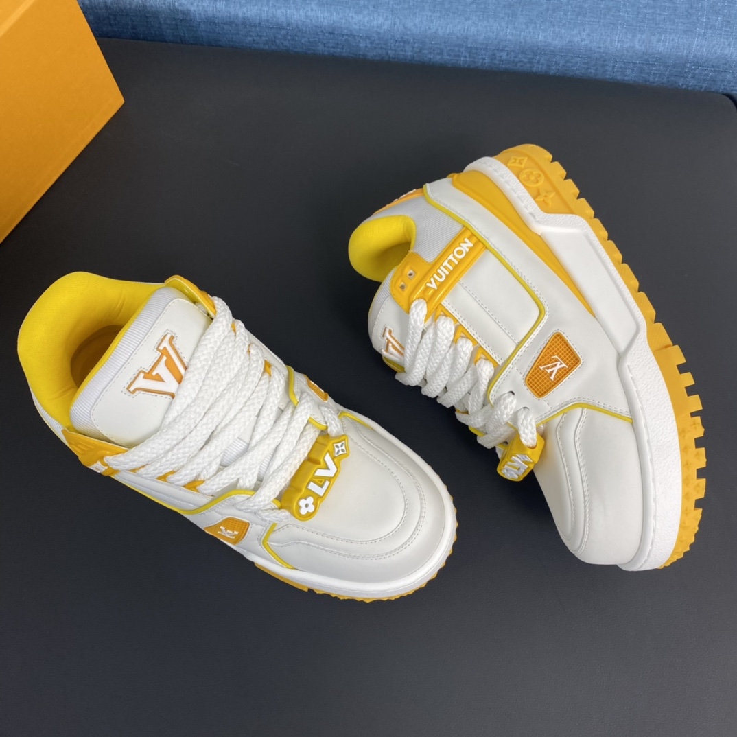 【L家】顶级版P:440💰 ▪️size: 女款35-40男款39-44(女40.男38.45.46定做)
2024春夏走秀款 胖丁Trainer 面包鞋 滑板鞋 休闲 情侣款 运动鞋 DIY串珠
Louis vuitton 路易威登2023年男装春夏走秀款,这双“变胖”了的Trainer好受瞩目!立体饱满的彩色鞋身,搭配鞋带上的撞色字母和Logo,整只鞋看起来好像橡皮泥捏的一样,在潮酷之间充满了童心
配送专柜精美包装🛍📦
▪️面料: 原版定制进口头层牛皮
▪️内里: 原版定制透气网里
▪️大底: 原版开模TPU组合大底
▪️底厚: 3.5CM
