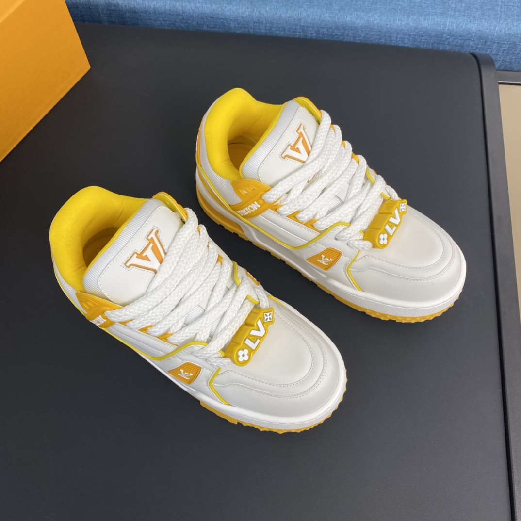 【L家】顶级版P:440💰 ▪️size: 女款35-40男款39-44(女40.男38.45.46定做)
2024春夏走秀款 胖丁Trainer 面包鞋 滑板鞋 休闲 情侣款 运动鞋 DIY串珠
Louis vuitton 路易威登2023年男装春夏走秀款,这双“变胖”了的Trainer好受瞩目!立体饱满的彩色鞋身,搭配鞋带上的撞色字母和Logo,整只鞋看起来好像橡皮泥捏的一样,在潮酷之间充满了童心
配送专柜精美包装🛍📦
▪️面料: 原版定制进口头层牛皮
▪️内里: 原版定制透气网里
▪️大底: 原版开模TPU组合大底
▪️底厚: 3.5CM