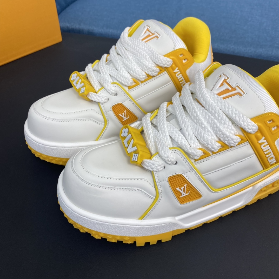 【L家】顶级版P:440💰 ▪️size: 女款35-40男款39-44(女40.男38.45.46定做)
2024春夏走秀款 胖丁Trainer 面包鞋 滑板鞋 休闲 情侣款 运动鞋 DIY串珠
Louis vuitton 路易威登2023年男装春夏走秀款,这双“变胖”了的Trainer好受瞩目!立体饱满的彩色鞋身,搭配鞋带上的撞色字母和Logo,整只鞋看起来好像橡皮泥捏的一样,在潮酷之间充满了童心
配送专柜精美包装🛍📦
▪️面料: 原版定制进口头层牛皮
▪️内里: 原版定制透气网里
▪️大底: 原版开模TPU组合大底
▪️底厚: 3.5CM