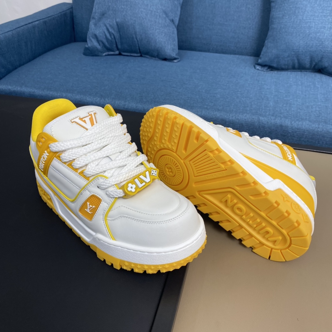 【L家】顶级版P:440💰 ▪️size: 女款35-40男款39-44(女40.男38.45.46定做)
2024春夏走秀款 胖丁Trainer 面包鞋 滑板鞋 休闲 情侣款 运动鞋 DIY串珠
Louis vuitton 路易威登2023年男装春夏走秀款,这双“变胖”了的Trainer好受瞩目!立体饱满的彩色鞋身,搭配鞋带上的撞色字母和Logo,整只鞋看起来好像橡皮泥捏的一样,在潮酷之间充满了童心
配送专柜精美包装🛍📦
▪️面料: 原版定制进口头层牛皮
▪️内里: 原版定制透气网里
▪️大底: 原版开模TPU组合大底
▪️底厚: 3.5CM