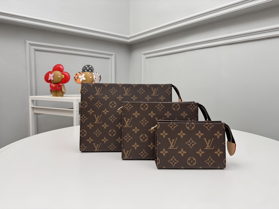 NO:672127,[Top original order] M47195 three-piece set Trio toilet bag is made of Monogram canvas with bright washable lining, and bright metal parts for exquisite details. Dimensions 25 x 20 x 5.5 cm (length x height x width) POCHE TOILETTE 15 toilet bag zipper closure POCHE TOILETTE 19 toilet bag zipper closure POCHE  TOILETTE 26 toilet bag zipper closure., LV wallet, louis vuitton, wallets19860909【顶级原单】M47195三件套 Trio 盥洗袋为 Monogram 帆布搭配明丽可水洗内衬,再以莹亮金属件点睛工致细节.尺寸25 x 20 x 5.5 厘米 (长度 x 高 x 宽) POCHE TOILETTE 15 盥洗袋 拉链开合 POCHE TOILETTE 19 盥洗袋 拉链开合 POCHE TOILETTE 26 盥洗袋 拉链开合 .,LV钱包,louis vuitton,wallets,欧美剧