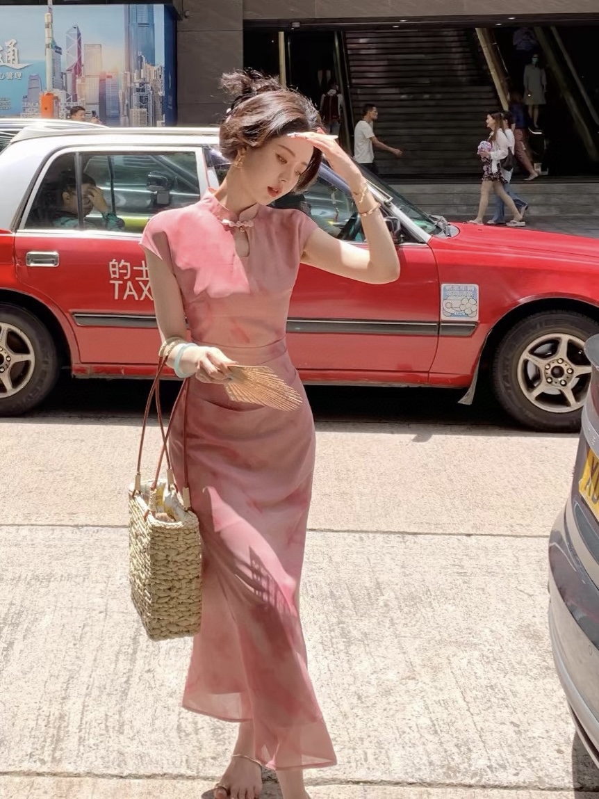 新中式之度假感旗袍 简约大气的版型化繁为简 就像是一幅精美的画卷领口水滴领的镂空设计搭配上盘扣太优雅 浪漫油画感的颜色 使得整个连衣裙更具艺术与独特 两色SMLXL，款号：Jydydzwwjwsy1