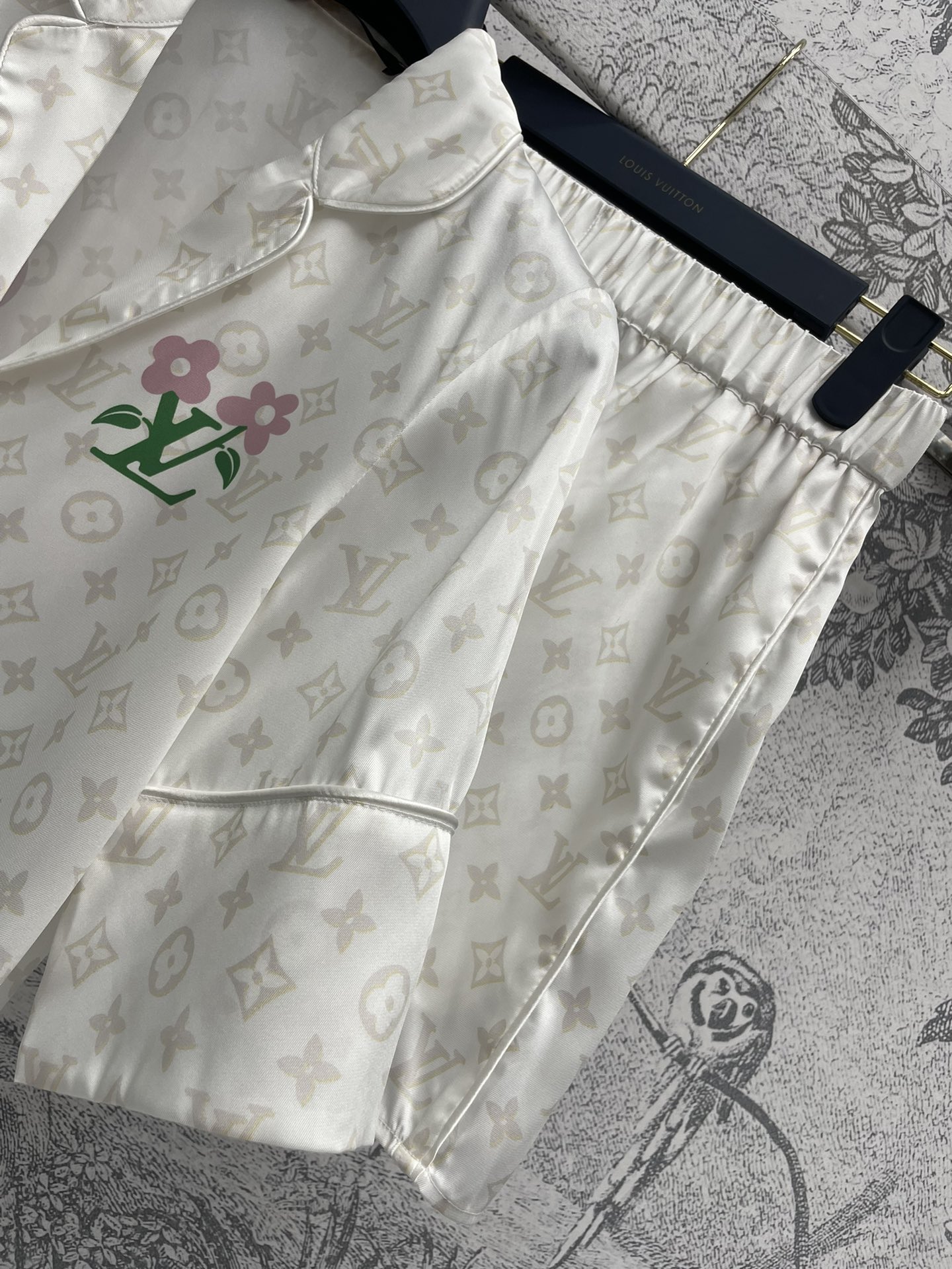 LV24春夏老花印花睡衣套装高值颜的睡衣风满印的经典品牌钱币字母图案简直绝了清新减龄又时髦超级显气质不挑