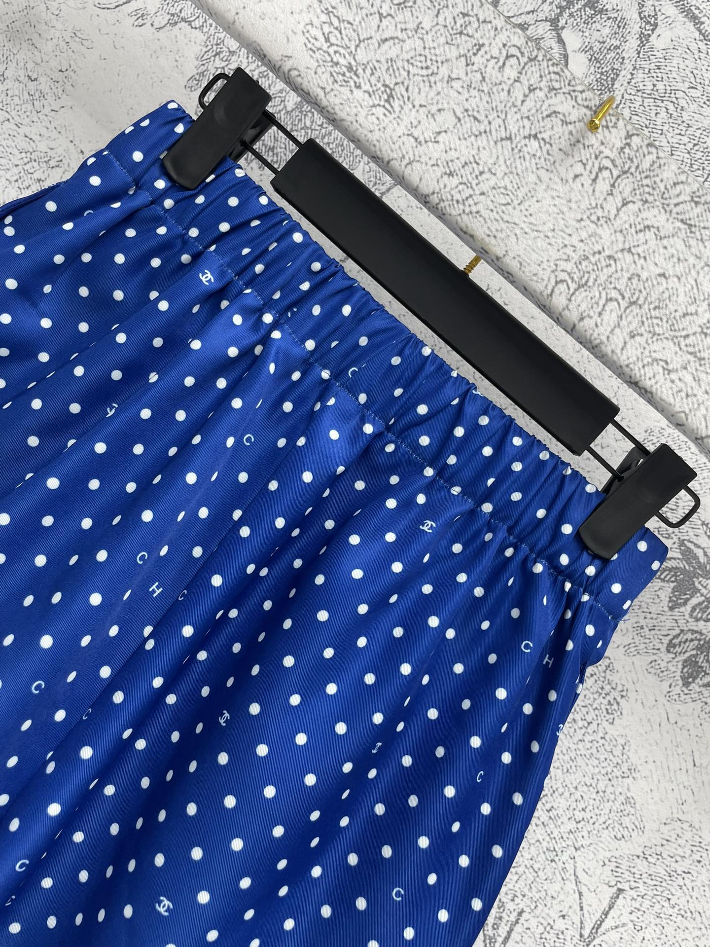 小香24春夏蓝色波点松紧腰短裤定制YB进口缎面材质自带垂坠感时髦又减龄的波点和小字母印花图案松紧腰节设计