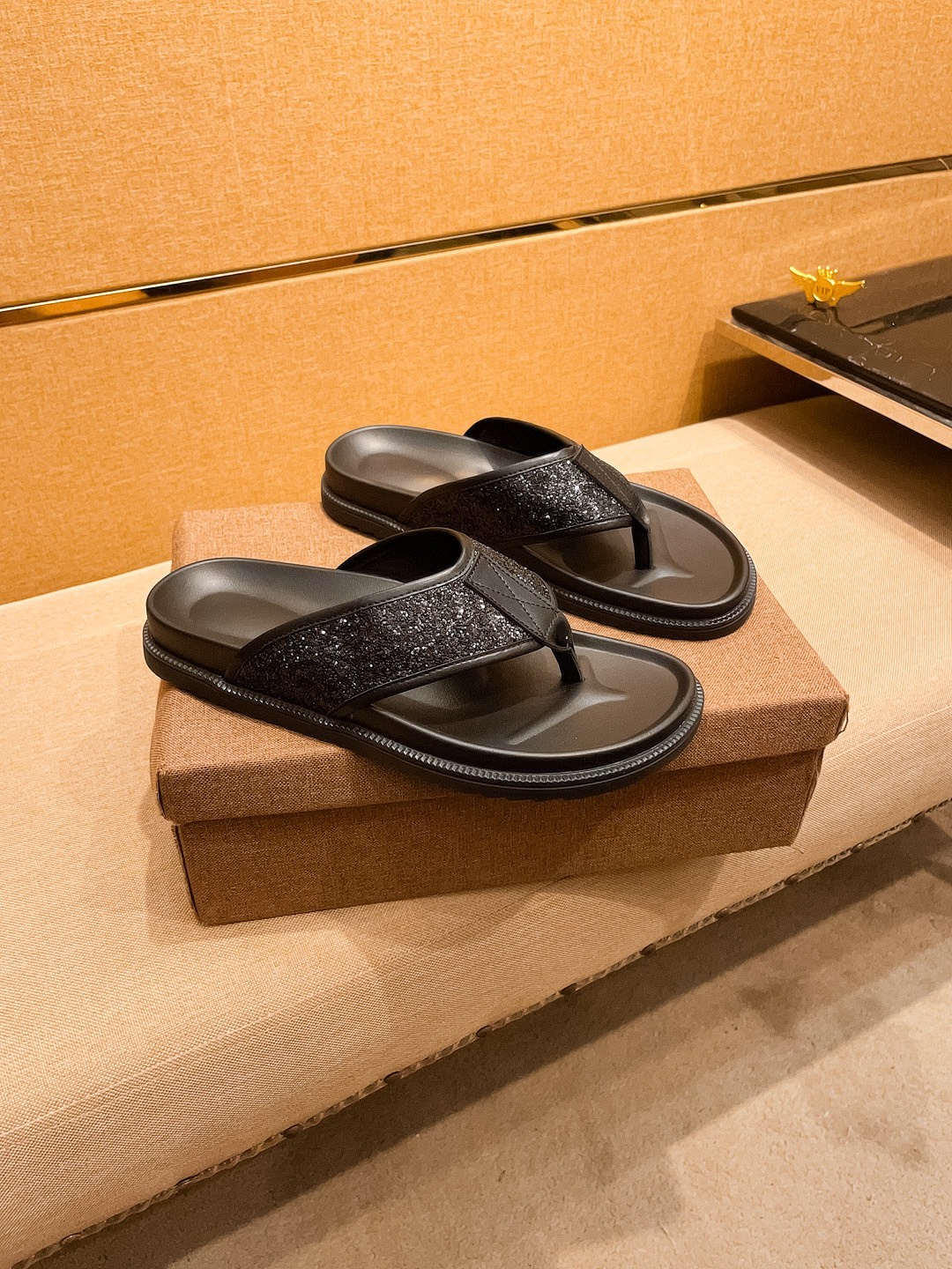 NO:352713,New model is on the market [Guqi Slippers] High-end 1:1 mold customization, original upgraded version of the outsole, lighter and non-slip. The top quality of the market, fashion is trendy, versatile and hot, simple and tasteful, must-have for trendy people, exuding a fashionable and casual atmosphere, fashion is right under your feet, full of confidence, the same spring and summer slippers in the counter are coming, it is super beautiful to wear, 38-44 2 colors available, slippers19860909新款上市【古奇 拖鞋】高端1:1开模定制,原版升级版大底,更轻便,防滑.市场顶级品质,,时尚主打潮流,百搭爆款,简单不失品味,潮人必备,散发时尚休闲气息,时尚就在脚下,自信满满,专柜同款春夏季拖鞋的季节来了,穿起来超级唯美, ,38-44 2色可选,,slippers,Men's shoes