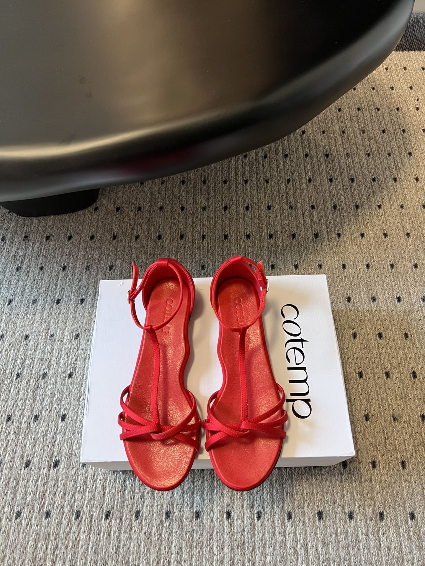 
COTEMP·24/ 春夏绝美凉鞋

Regalo细带凉鞋 这个品牌的鞋真的很难不爱
超精致百搭 夏季