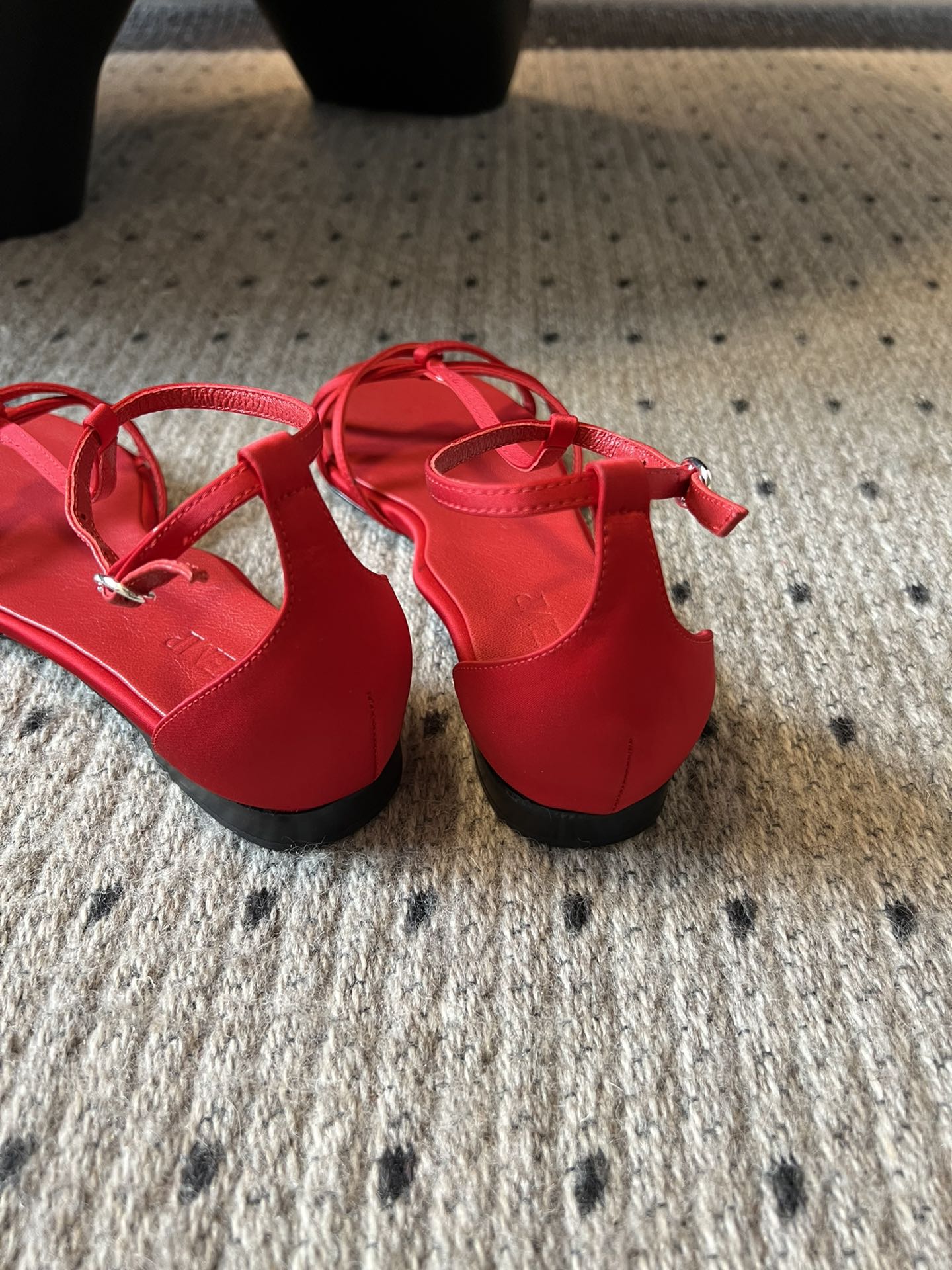 
COTEMP·24/ 春夏绝美凉鞋

Regalo细带凉鞋 这个品牌的鞋真的很难不爱
超精致百搭 夏季