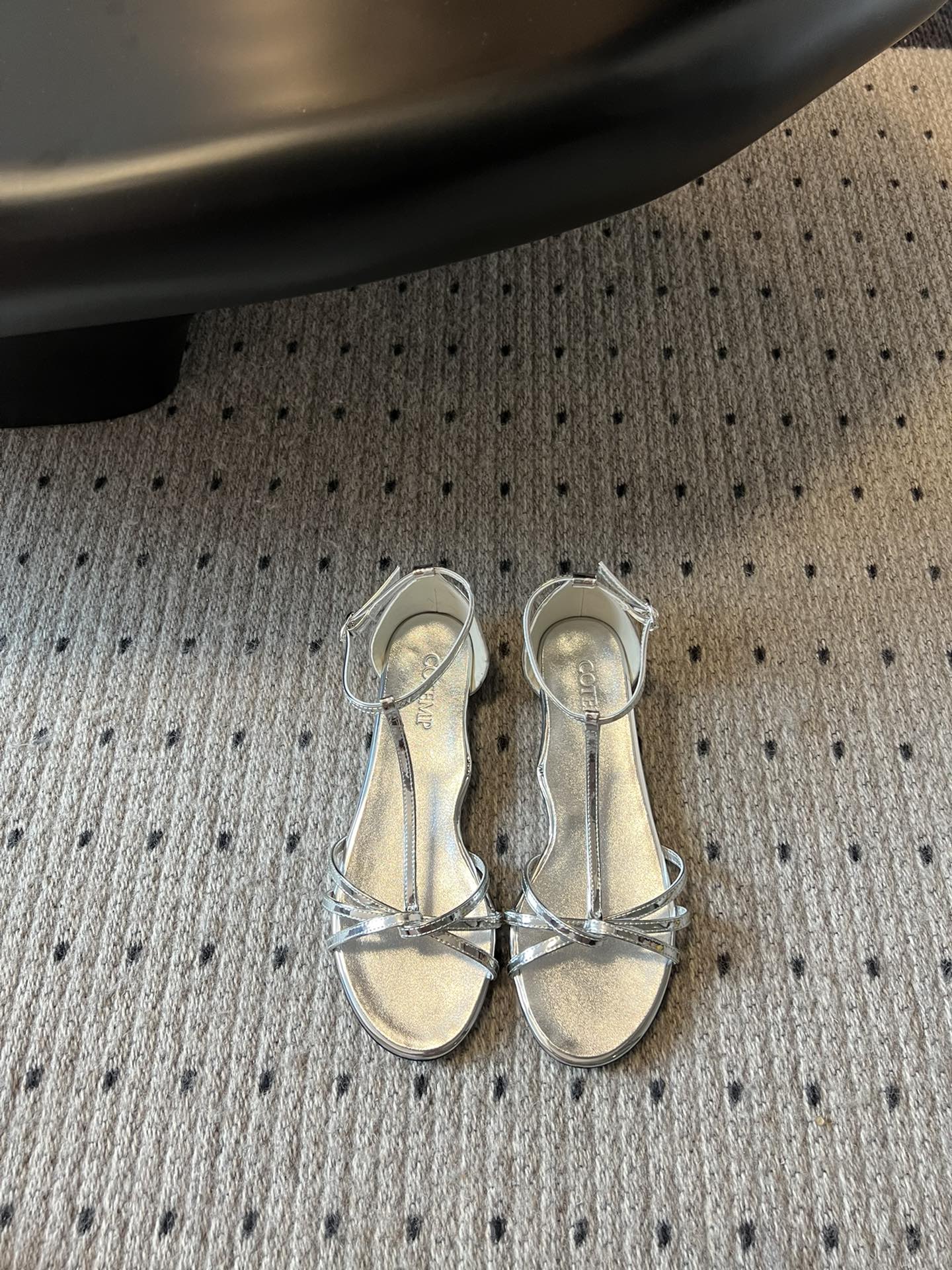 
COTEMP·24/ 春夏绝美凉鞋

Regalo细带凉鞋 这个品牌的鞋真的很难不爱
超精致百搭 夏季