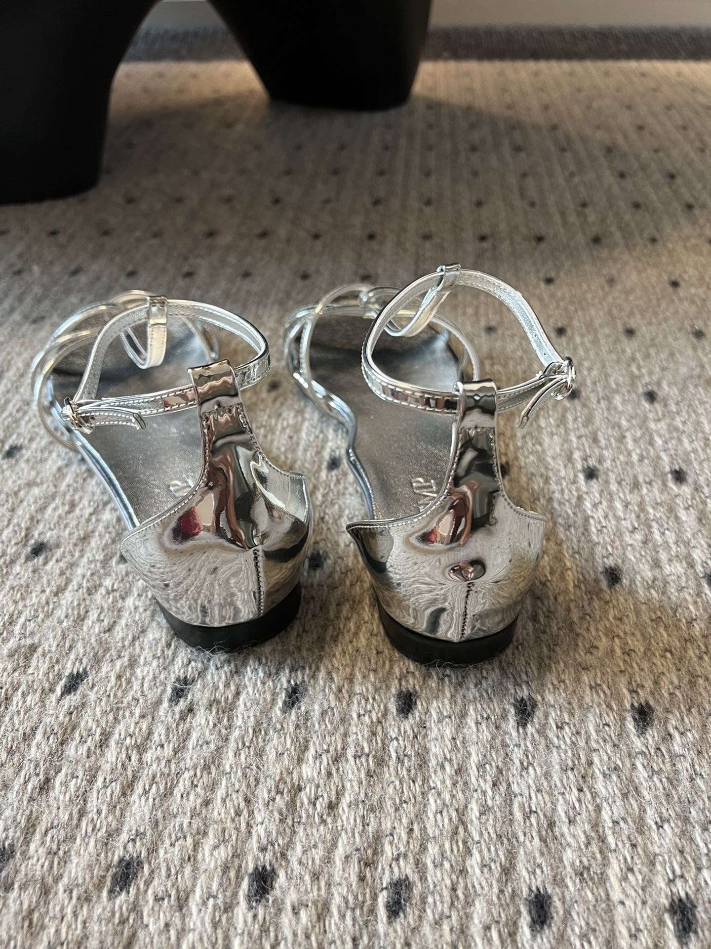 
COTEMP·24/ 春夏绝美凉鞋

Regalo细带凉鞋 这个品牌的鞋真的很难不爱
超精致百搭 夏季