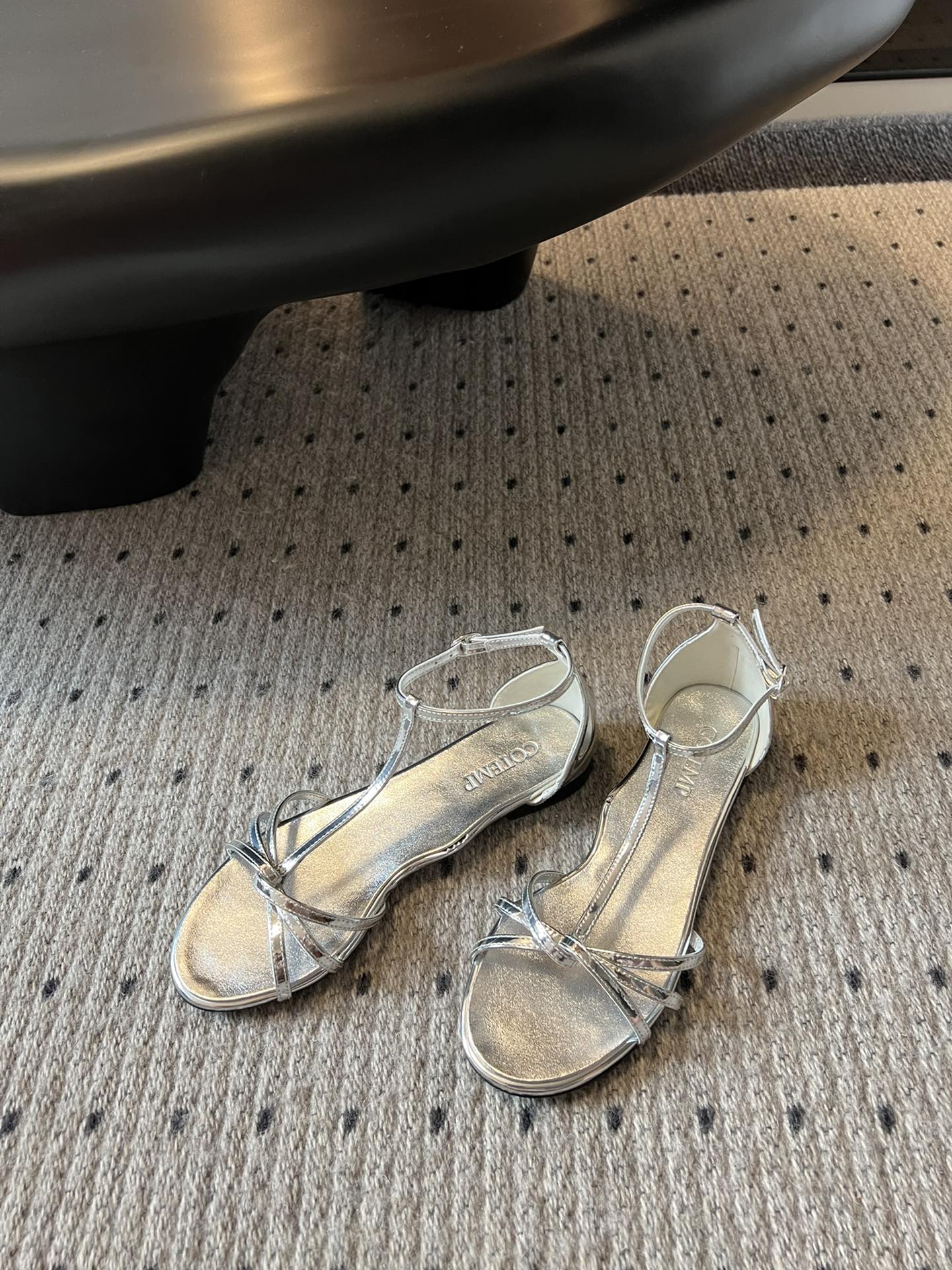 
COTEMP·24/ 春夏绝美凉鞋

Regalo细带凉鞋 这个品牌的鞋真的很难不爱
超精致百搭 夏季