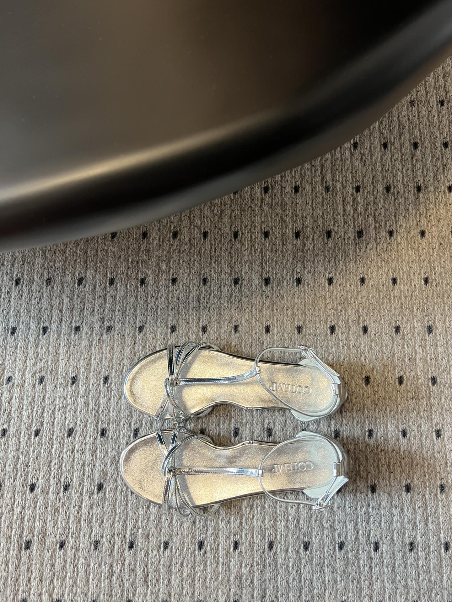 
COTEMP·24/ 春夏绝美凉鞋

Regalo细带凉鞋 这个品牌的鞋真的很难不爱
超精致百搭 夏季