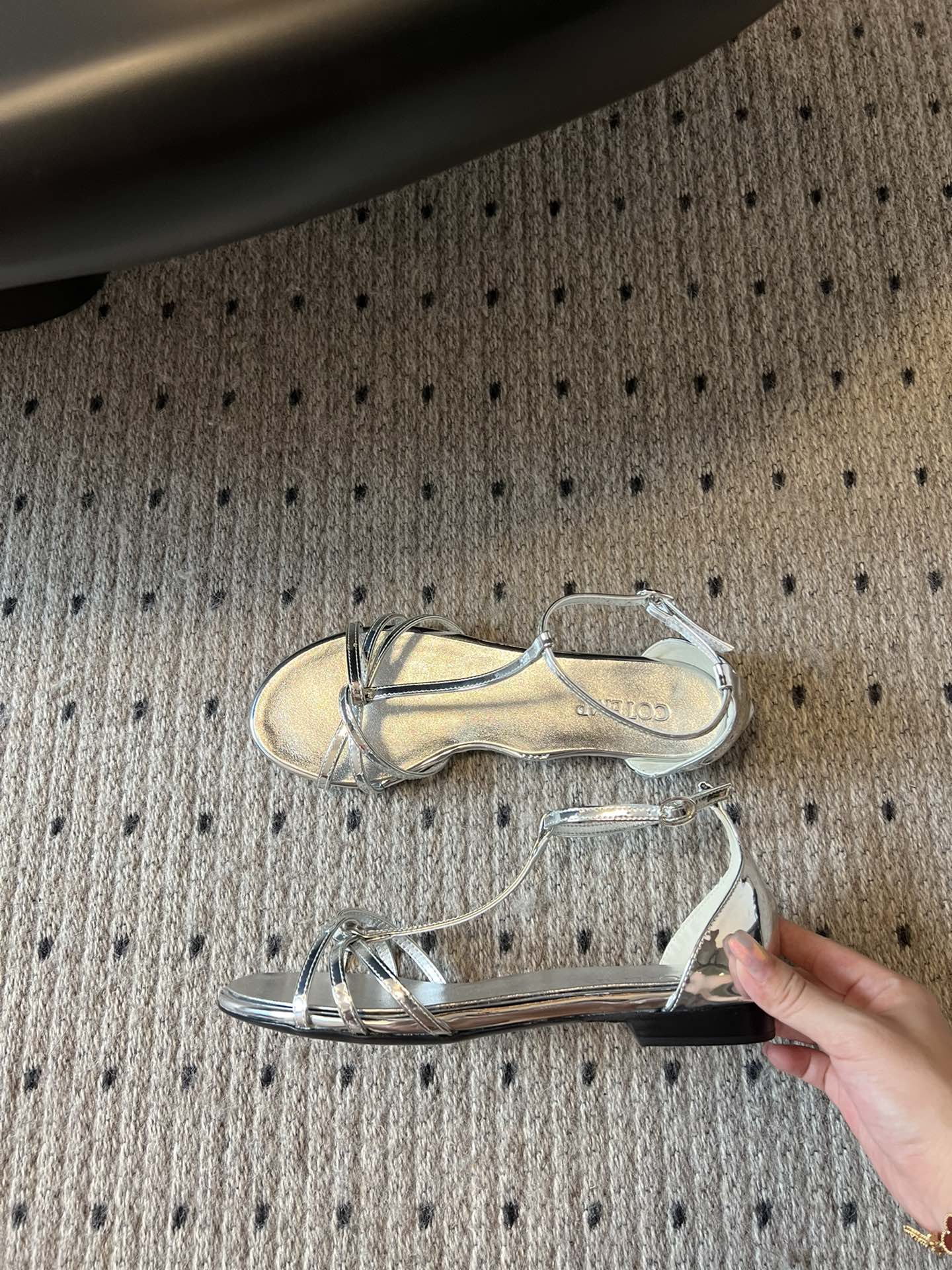 
COTEMP·24/ 春夏绝美凉鞋

Regalo细带凉鞋 这个品牌的鞋真的很难不爱
超精致百搭 夏季