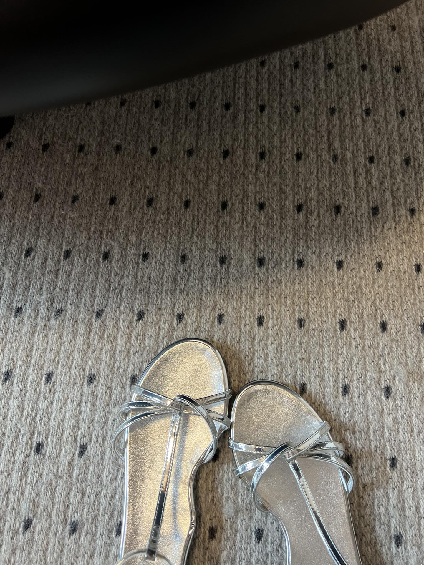 
COTEMP·24/ 春夏绝美凉鞋

Regalo细带凉鞋 这个品牌的鞋真的很难不爱
超精致百搭 夏季