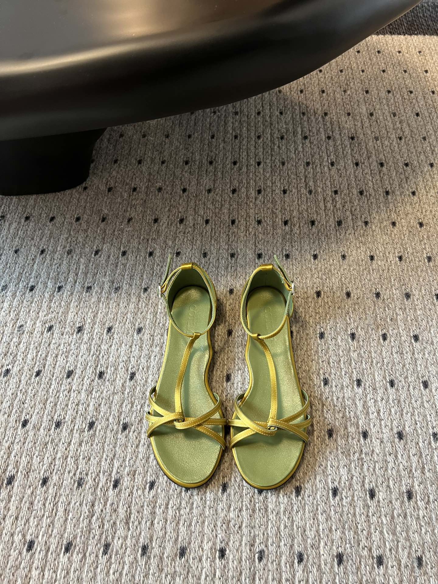 
COTEMP·24/ 春夏绝美凉鞋

Regalo细带凉鞋 这个品牌的鞋真的很难不爱
超精致百搭 夏季