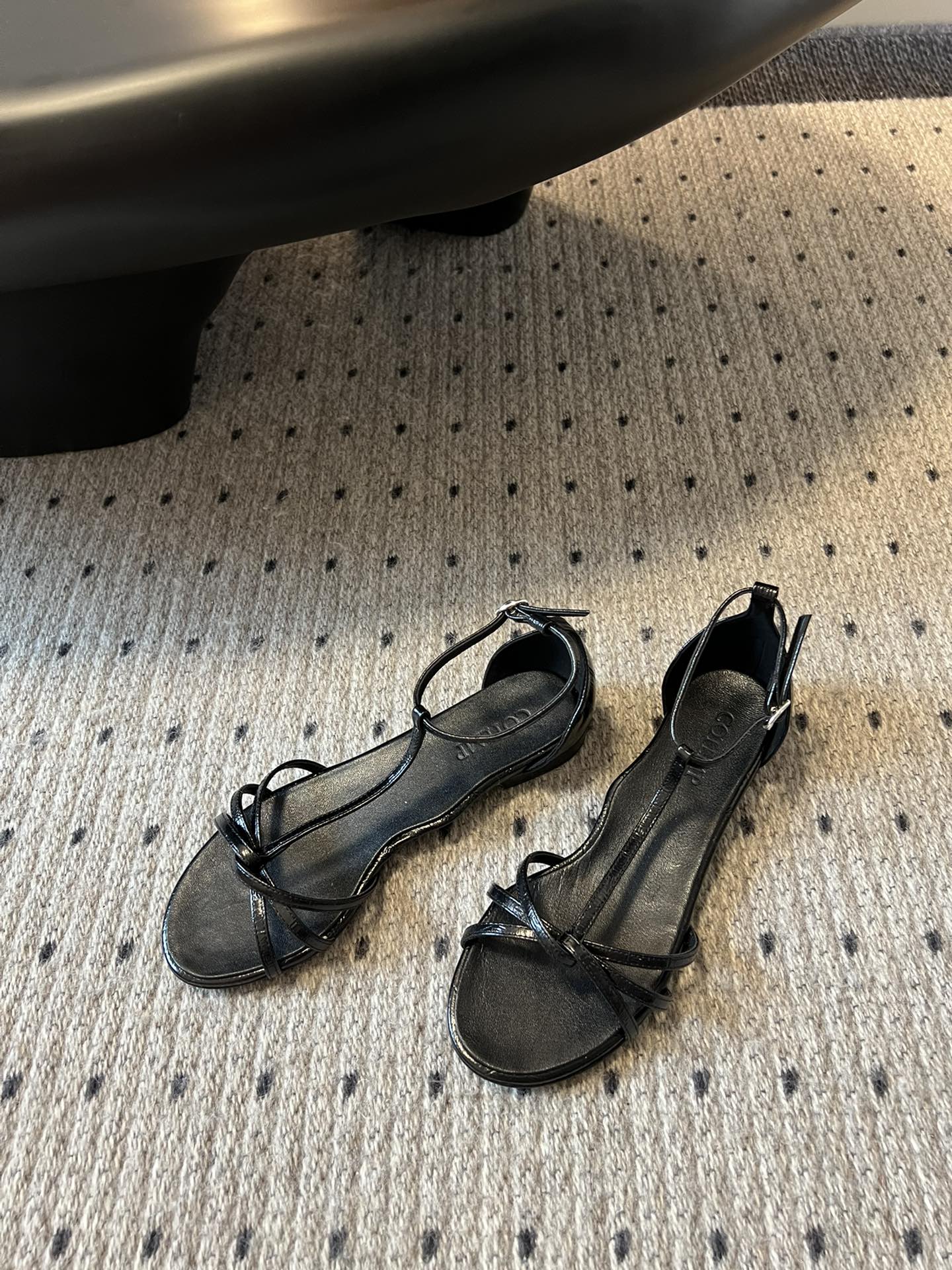 
COTEMP·24/ 春夏绝美凉鞋

Regalo细带凉鞋 这个品牌的鞋真的很难不爱
超精致百搭 夏季