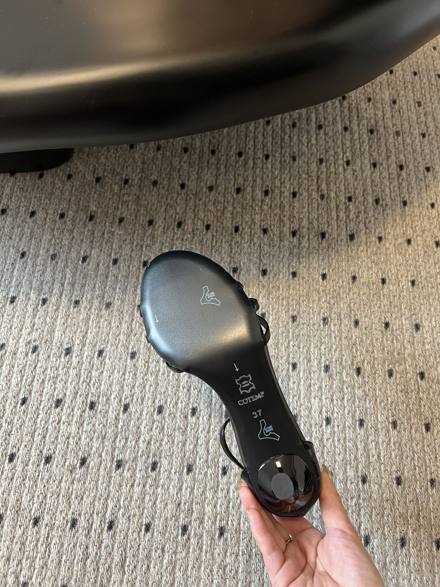 
COTEMP·24/ 春夏绝美凉鞋

Regalo细带凉鞋 这个品牌的鞋真的很难不爱
超精致百搭 夏季