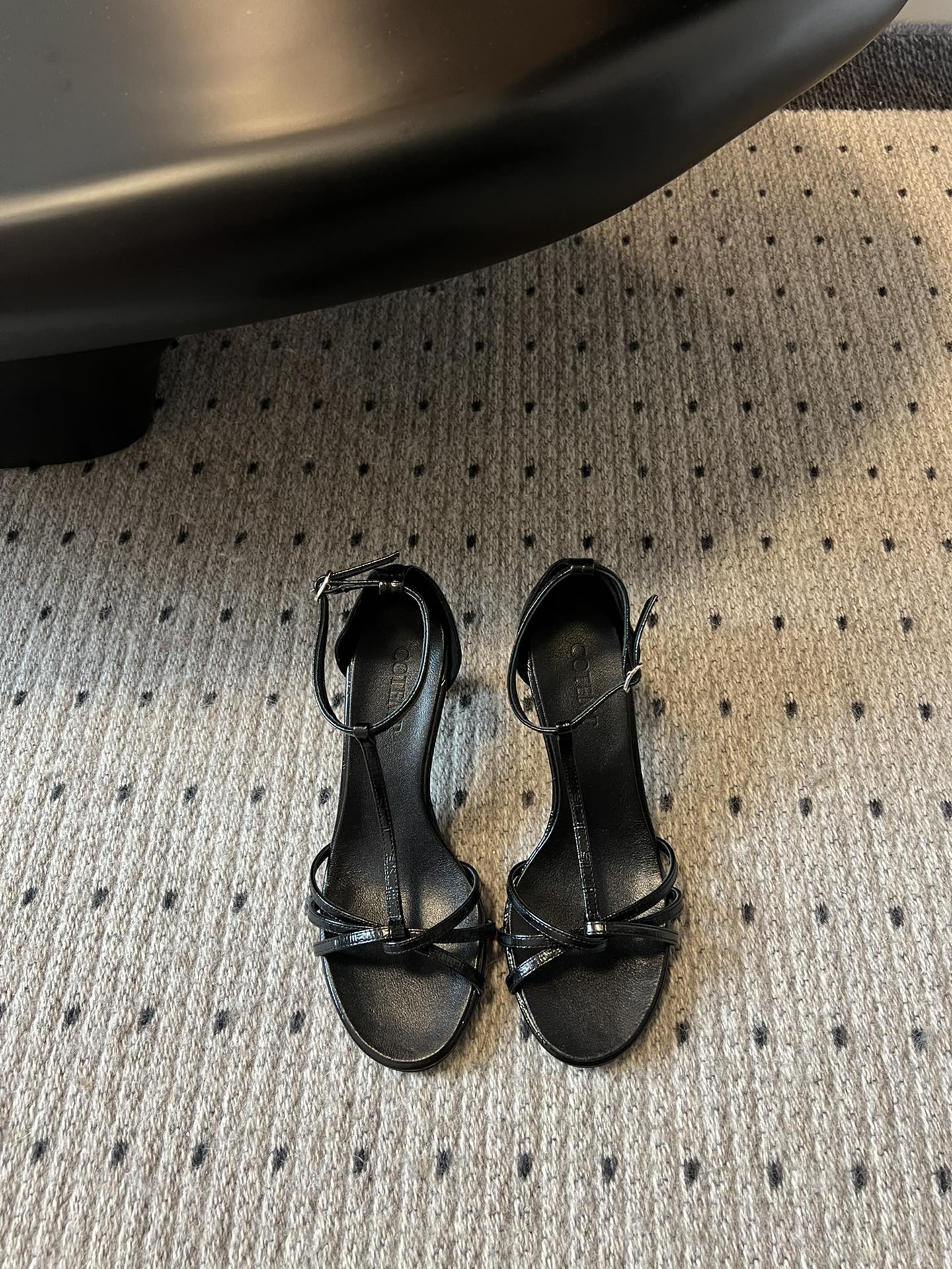 
COTEMP·24/ 春夏绝美凉鞋

Regalo细带凉鞋 这个品牌的鞋真的很难不爱
超精致百搭 夏季
