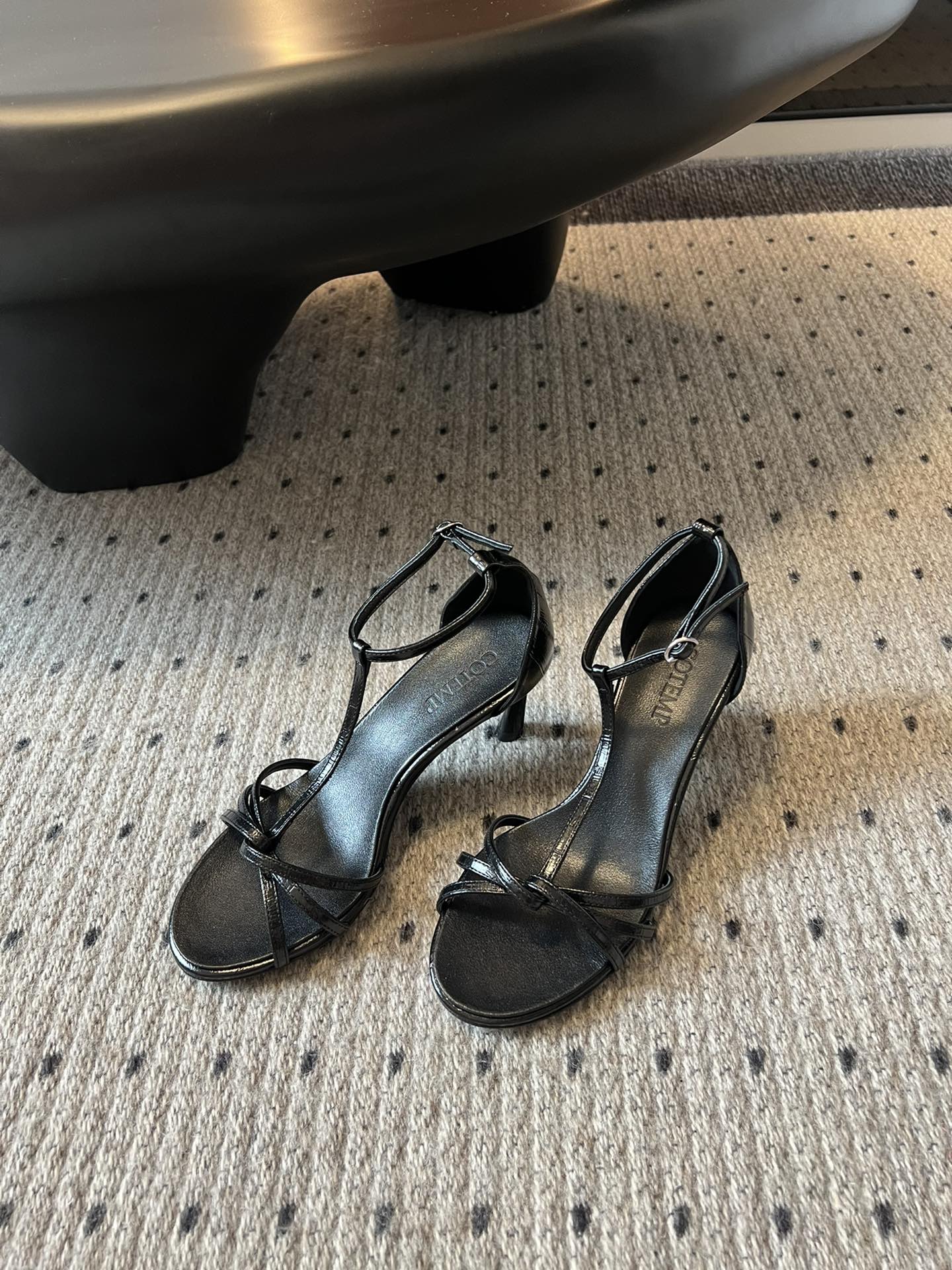 
COTEMP·24/ 春夏绝美凉鞋

Regalo细带凉鞋 这个品牌的鞋真的很难不爱
超精致百搭 夏季
