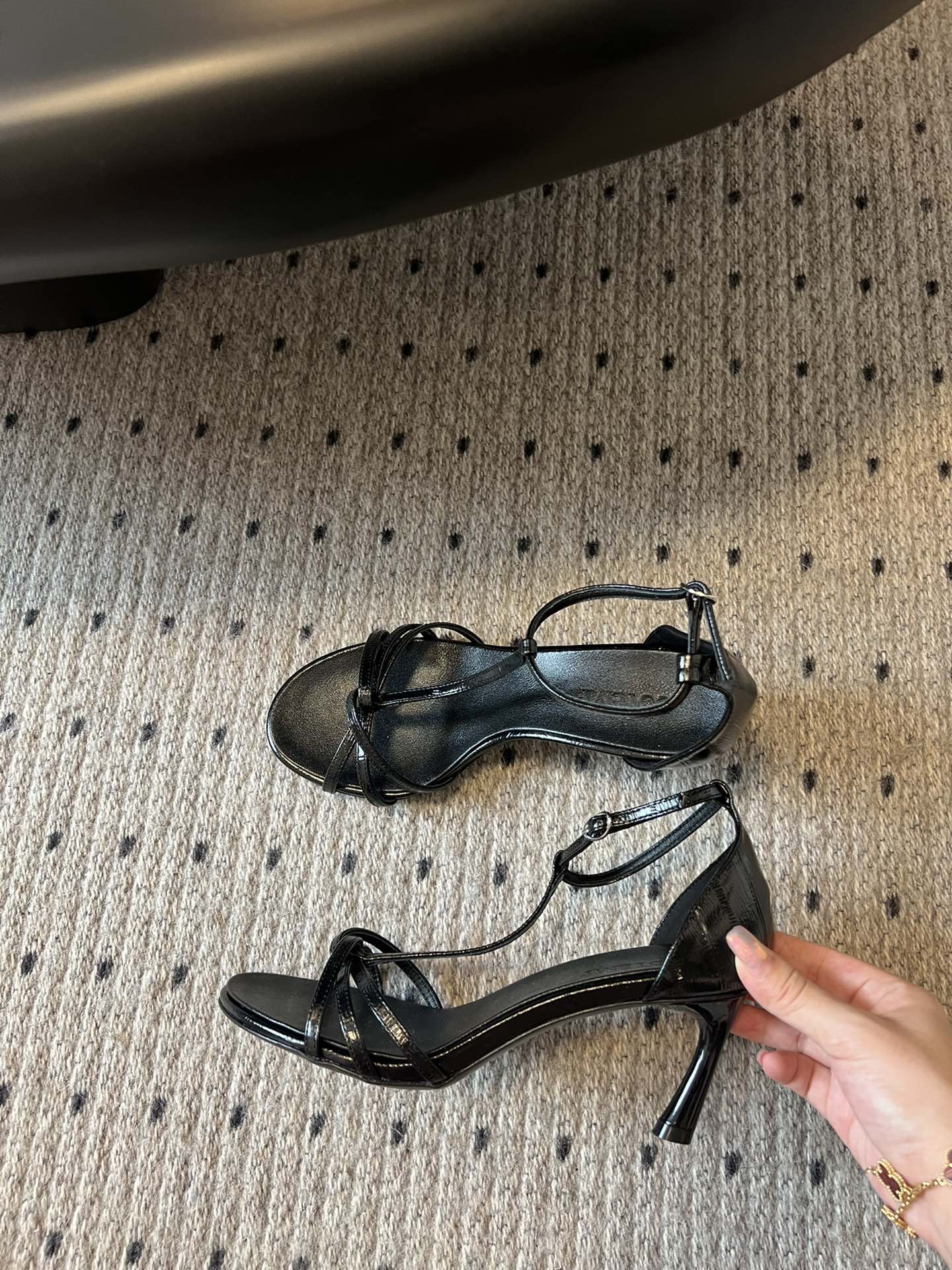 
COTEMP·24/ 春夏绝美凉鞋

Regalo细带凉鞋 这个品牌的鞋真的很难不爱
超精致百搭 夏季