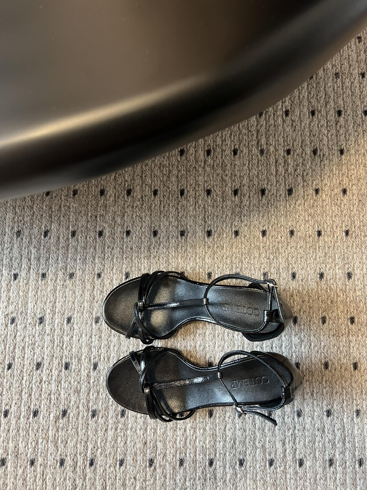 
COTEMP·24/ 春夏绝美凉鞋

Regalo细带凉鞋 这个品牌的鞋真的很难不爱
超精致百搭 夏季